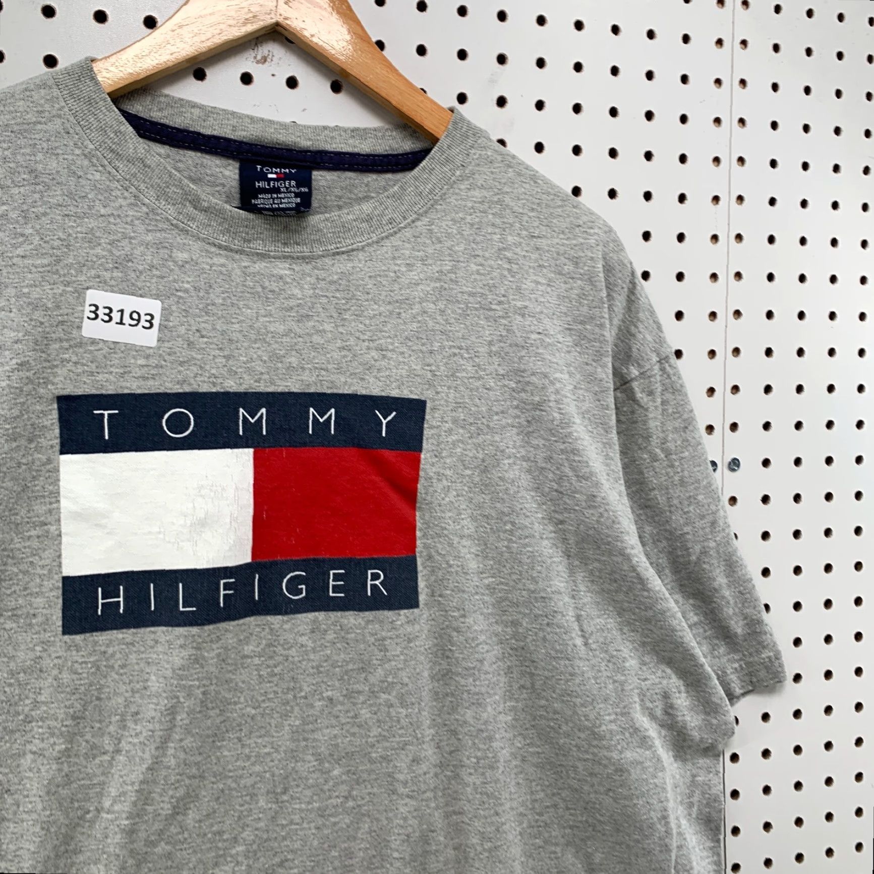 Tommy Hilfiger VINTAGE Tommy Hilfiger Shirt Mens XL Gray Hip Hop Casual Big Flag 24.5x28.5 T-Shirt Crew Neck Short Sleeve Size US XL / EU 56 / 4 - 5 Thumbnail