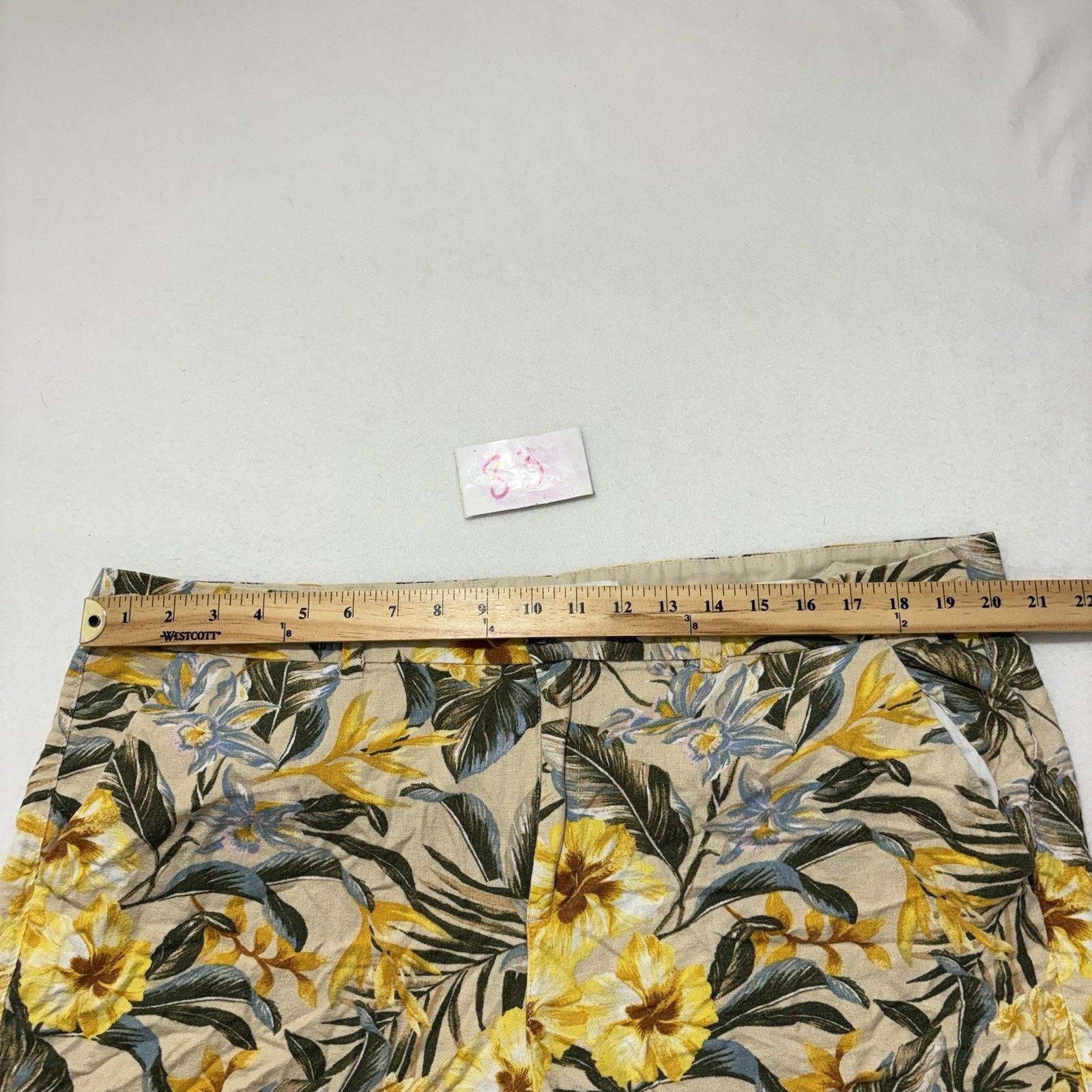 Old Navy Old Navy 20 Everyday Shorts 5" Inseam Yellow Hawaiian Floral Size 42" / US 20 - 7 Thumbnail