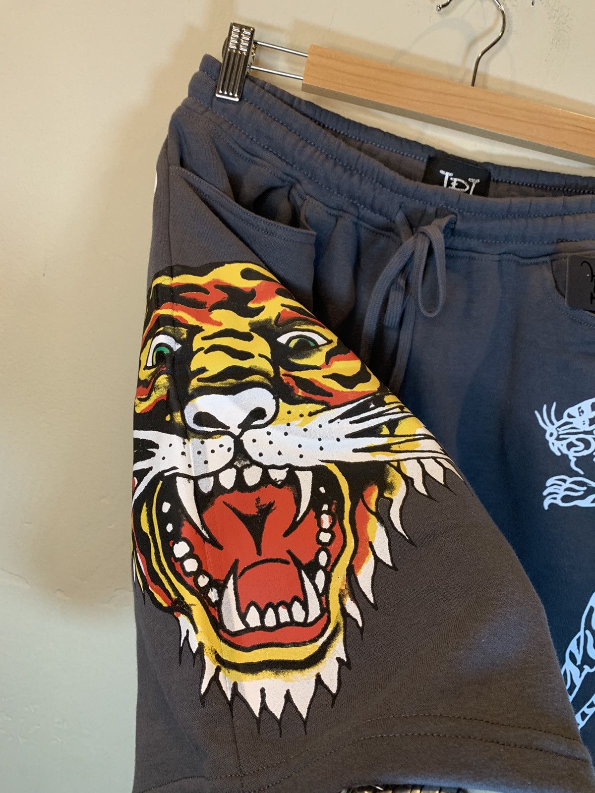 Ed Hardy *RARE* Ed Hardy Tiger Script Tattoo Print AOP Sweat Shorts Size US 30 / EU 46 - 3 Thumbnail