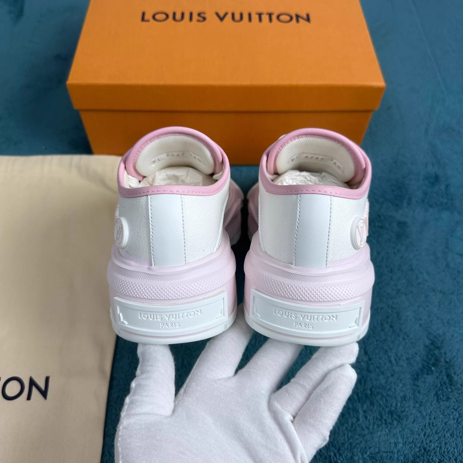 Louis Vuitton lv squad low top casual sneakers women's white & pink 36.5 Size US 6 / IT 36 - 4 Thumbnail