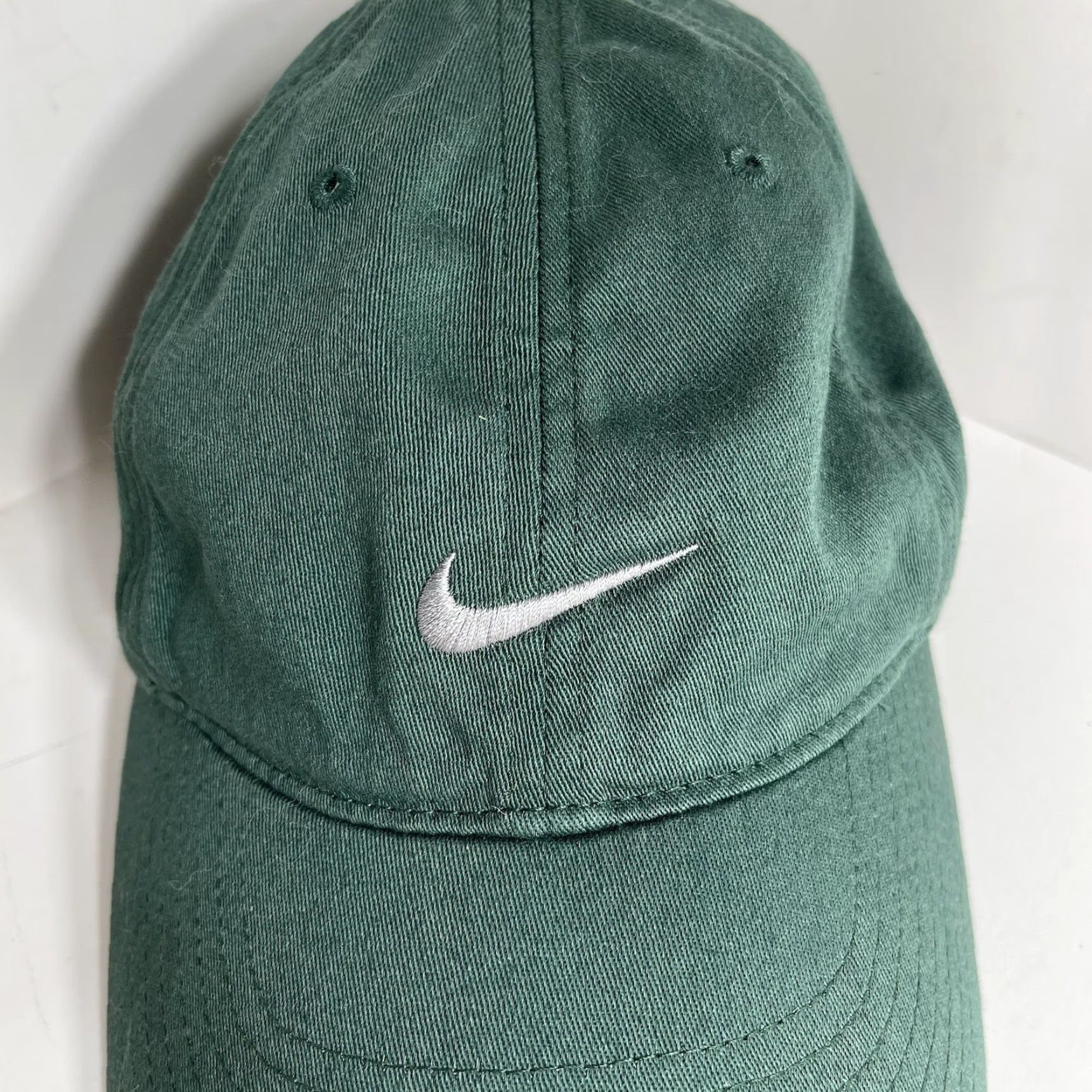 Nike VINTAGE Nike Hat 90s Center Swoosh Green Silver Flexi Fit Cap Running Unisex Adults One Size Green 90s Nike Center Swoosh Hat Size ONE SIZE - 3 Thumbnail