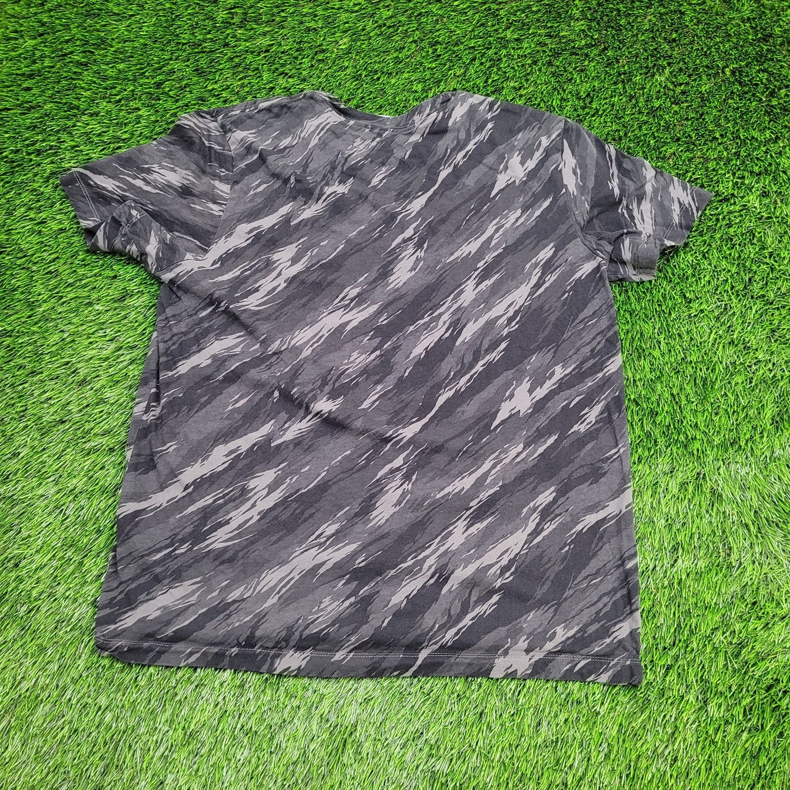 Nike NIKE Tiger-Stripe Camo Shirt M/L 21x25 Diagonal Brushstroke Size US L / EU 52-54 / 3 - 2 Thumbnail