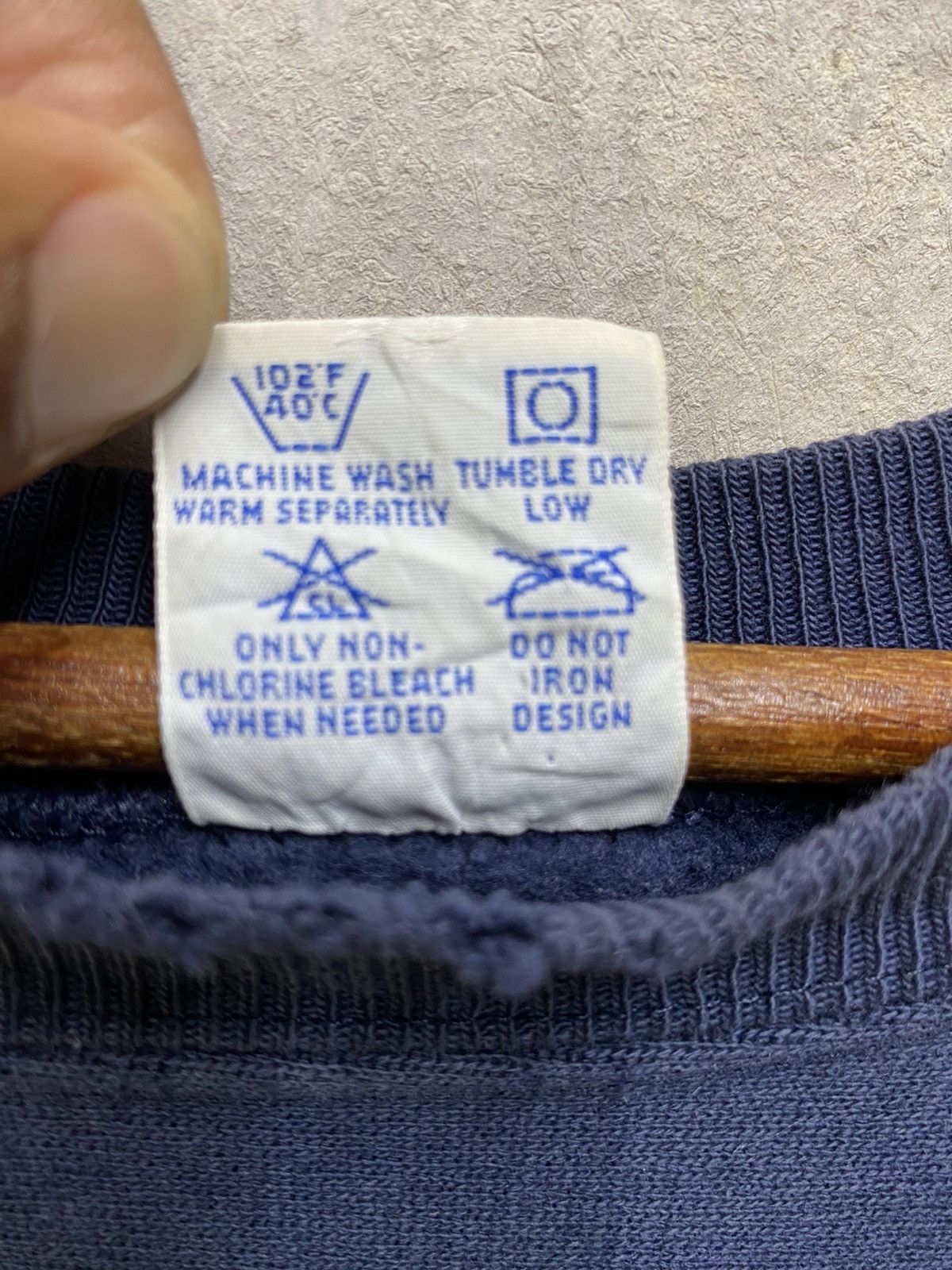 Champion Vintage 90s Champion Reverse Weave Distressed Sweatshirts Size US L / EU 52-54 / 3 - 11 Thumbnail