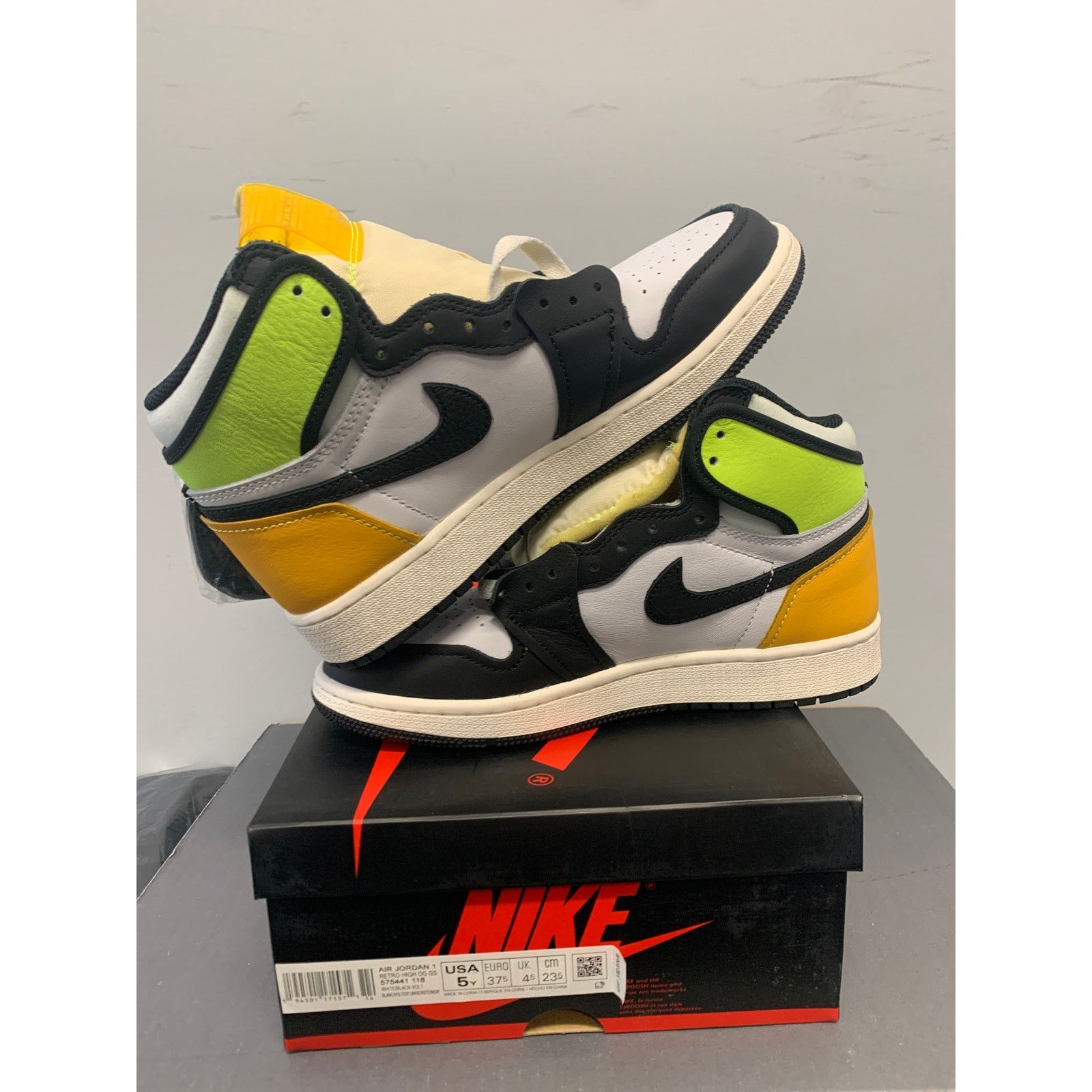 Nike Jordan 1 Retro High White Black Volt University Gold GS 5Y Size US 5 / EU 37 - 5 Thumbnail