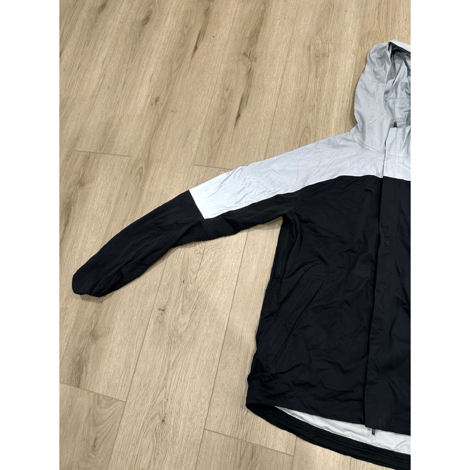 Nike Nike Shield Flash Jacket Men M Running Silver Black Windbreaker Nike Flash Jacket Mens M Activewear Sports Shirt? Size US M / EU 48-50 / 2 - 4 Thumbnail