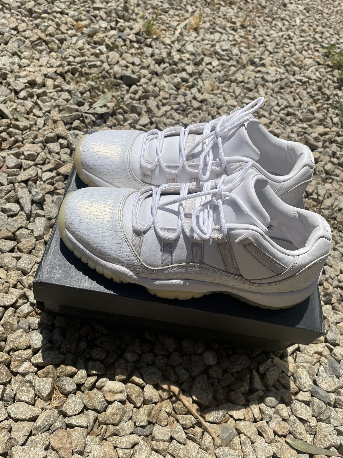 Jordan Brand × Nike Air Jordan 11 heiress pure platinum Size US 8.5 / EU 41-42 - 2 Thumbnail