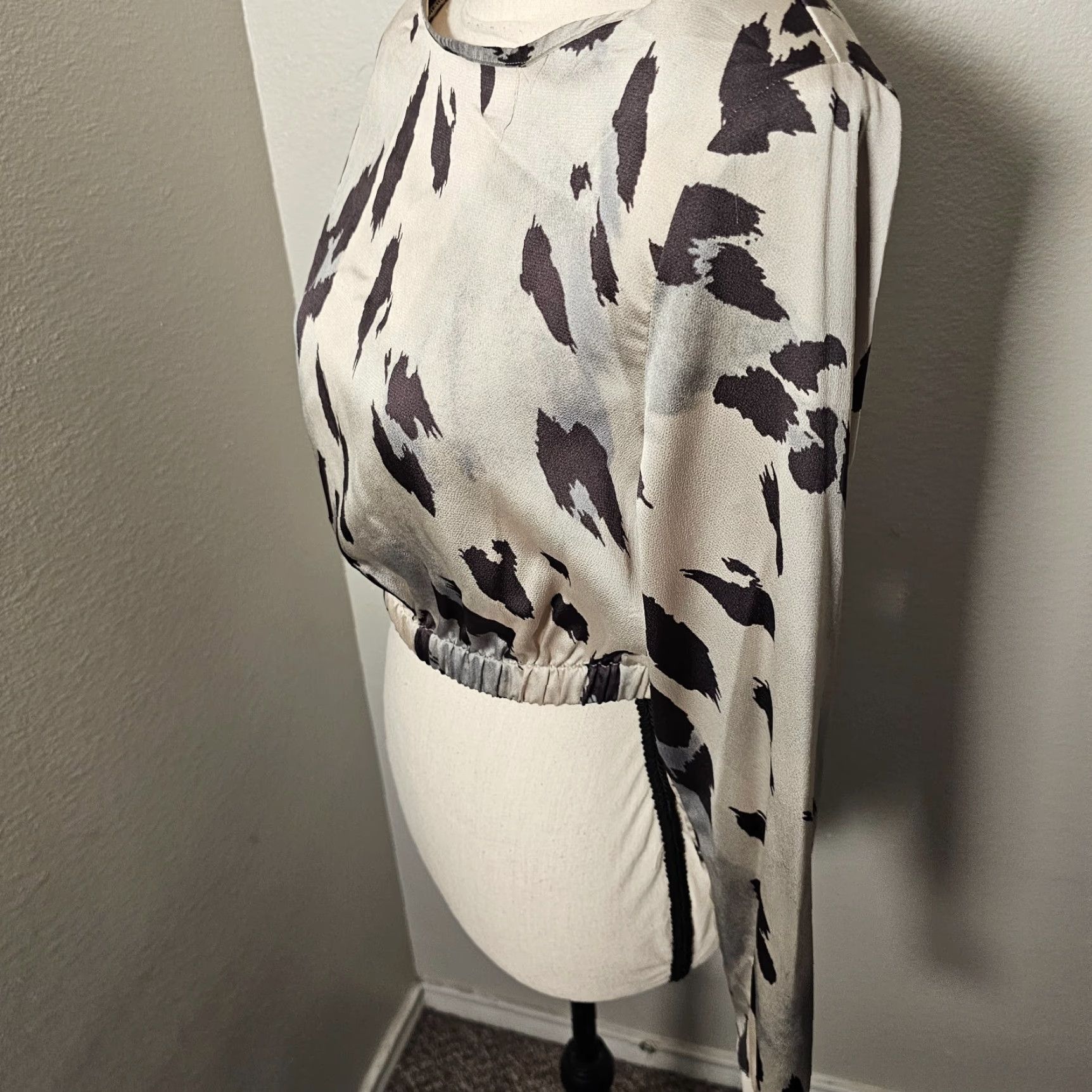 Express Express Women's Size XS Strong Shoulder Cropped Cheetah Print Top Blouse Size M / US 6-8 / IT 42-44 - 2 Thumbnail