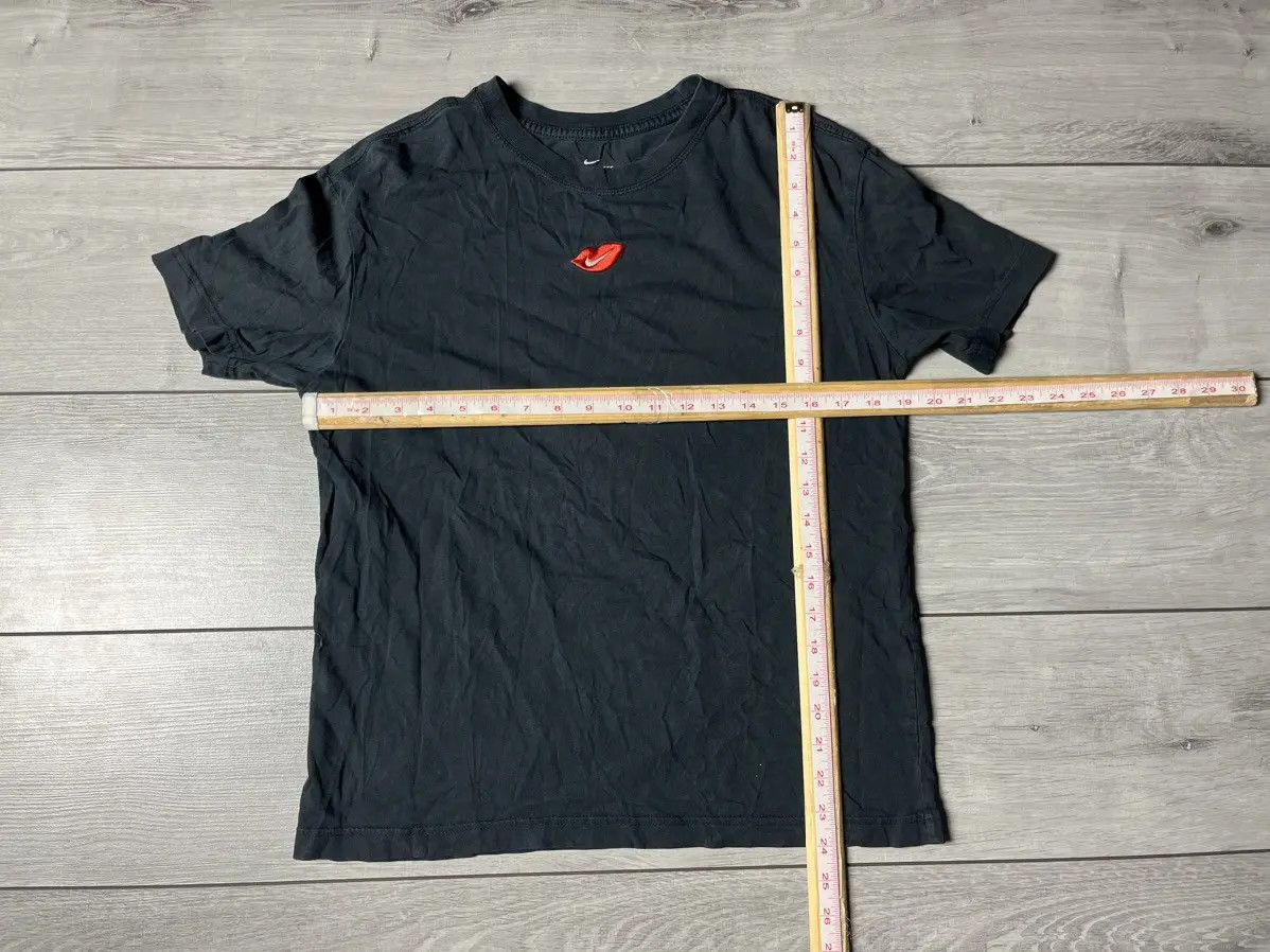 Nike Nike Tshirt center logo kiss size Small Size US S / EU 44-46 / 1 - 5 Thumbnail