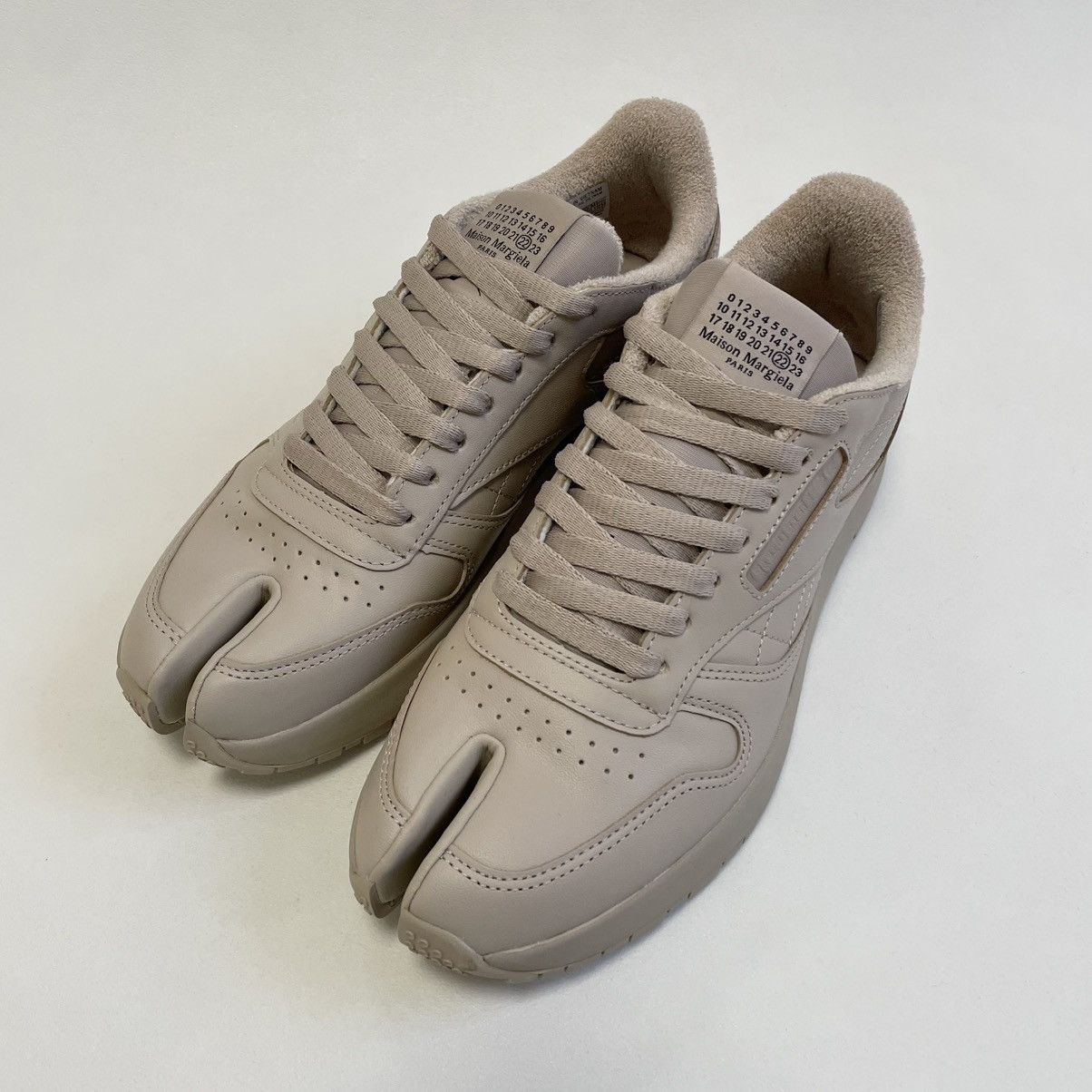 Maison Margiela × Reebok Beige Leather ‘Project 0 CL’ Tabi Sneakers Size US 10 / IT 40 - 17 Thumbnail