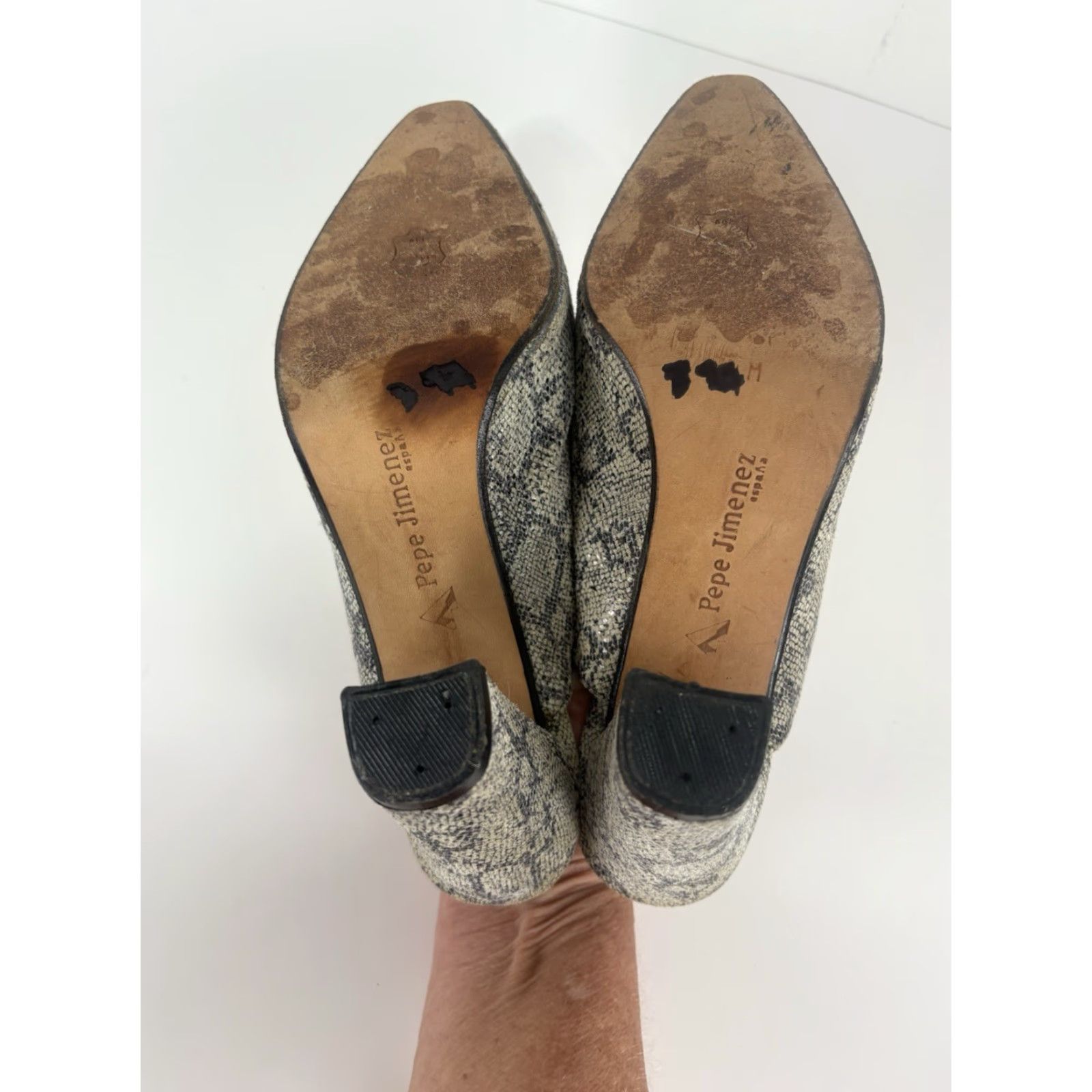 Vintage Pepe Jimenez Cream/Gray Snakeskin Leather Block Heel Mules Women’s Size 7.5 M Size US 7.5 / IT 37.5 - 5 Thumbnail