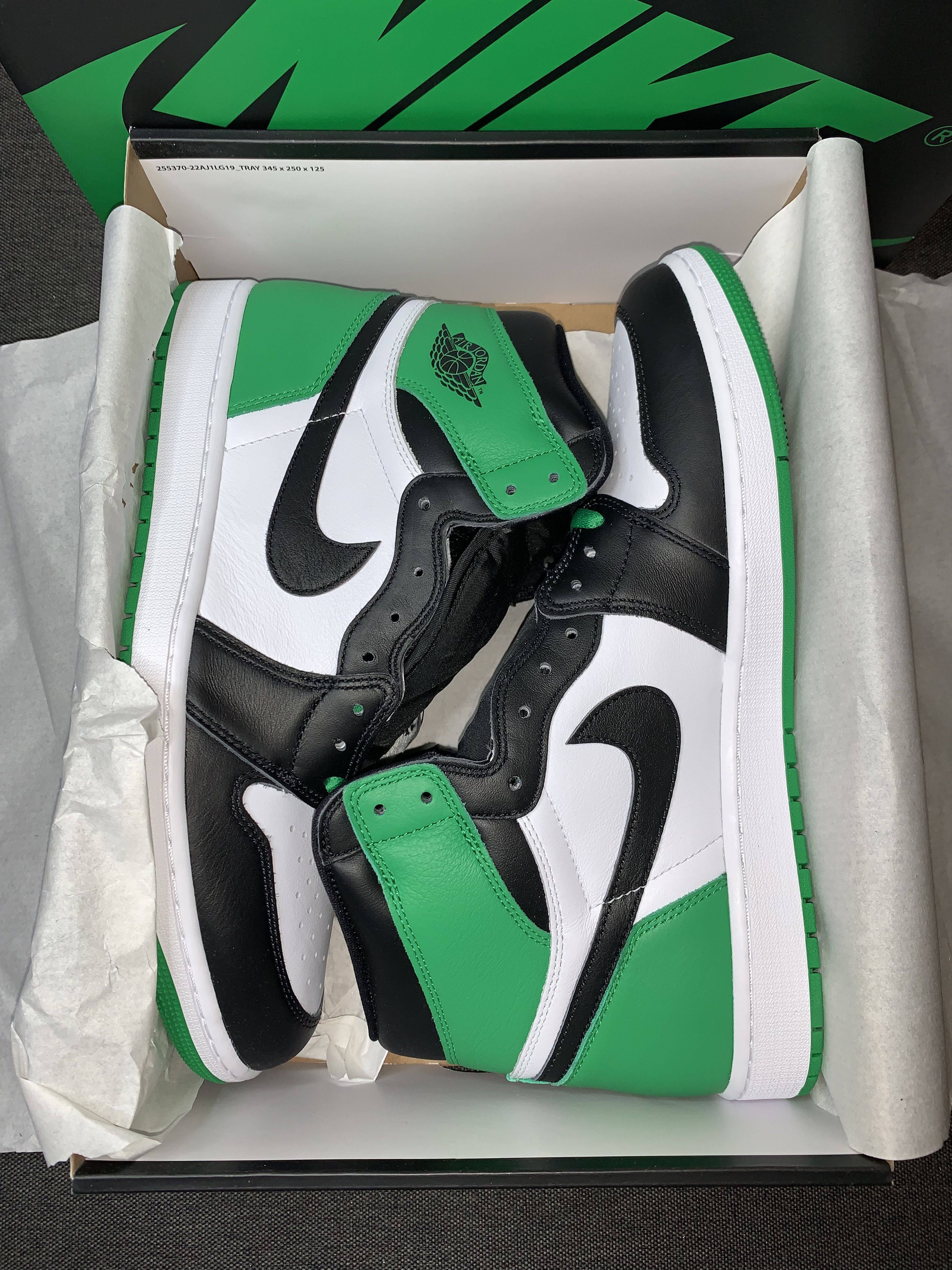 Jordan Brand Nike Air Jordan 1 Retro High OG Lucky Green DZ5485-031 Size US 13 / EU 46 - 5 Thumbnail