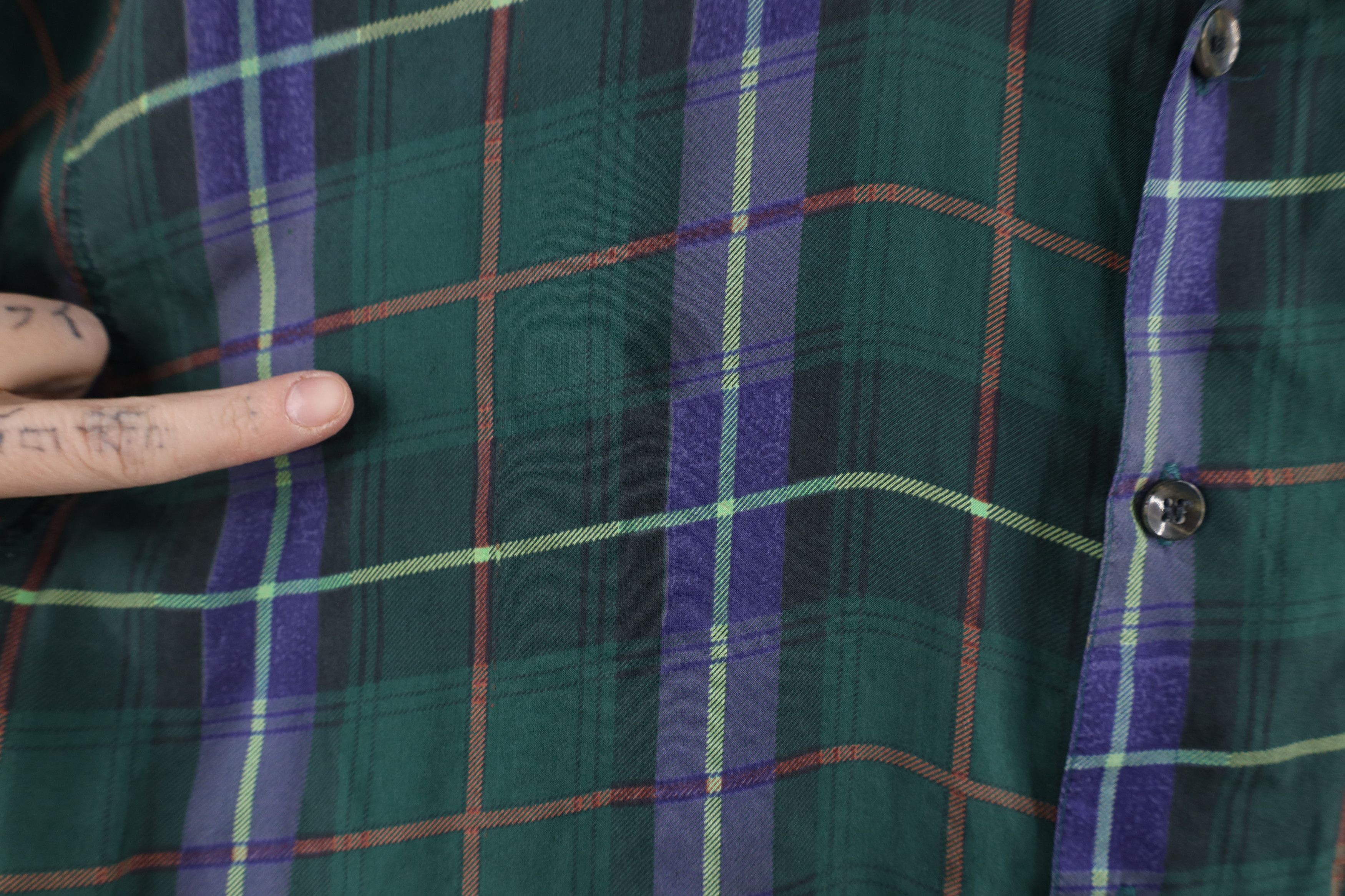 Vintage Vintage 90s Streetwear Fit Silk Collared Button Shirt Plaid Size US S / EU 44-46 / 1 - 6 Thumbnail