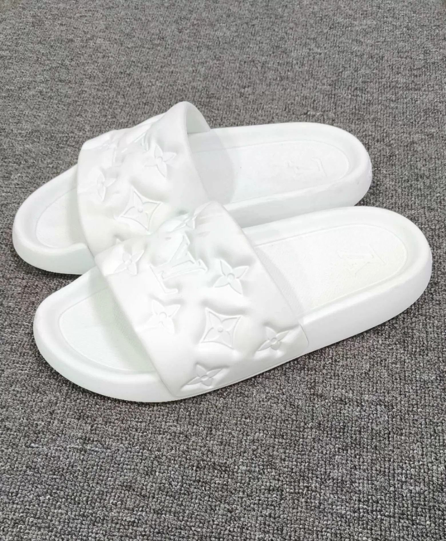 Louis Vuitton LV white embossed logo slipper size 42 Size US 9 / EU 42 - 1 Thumbnail