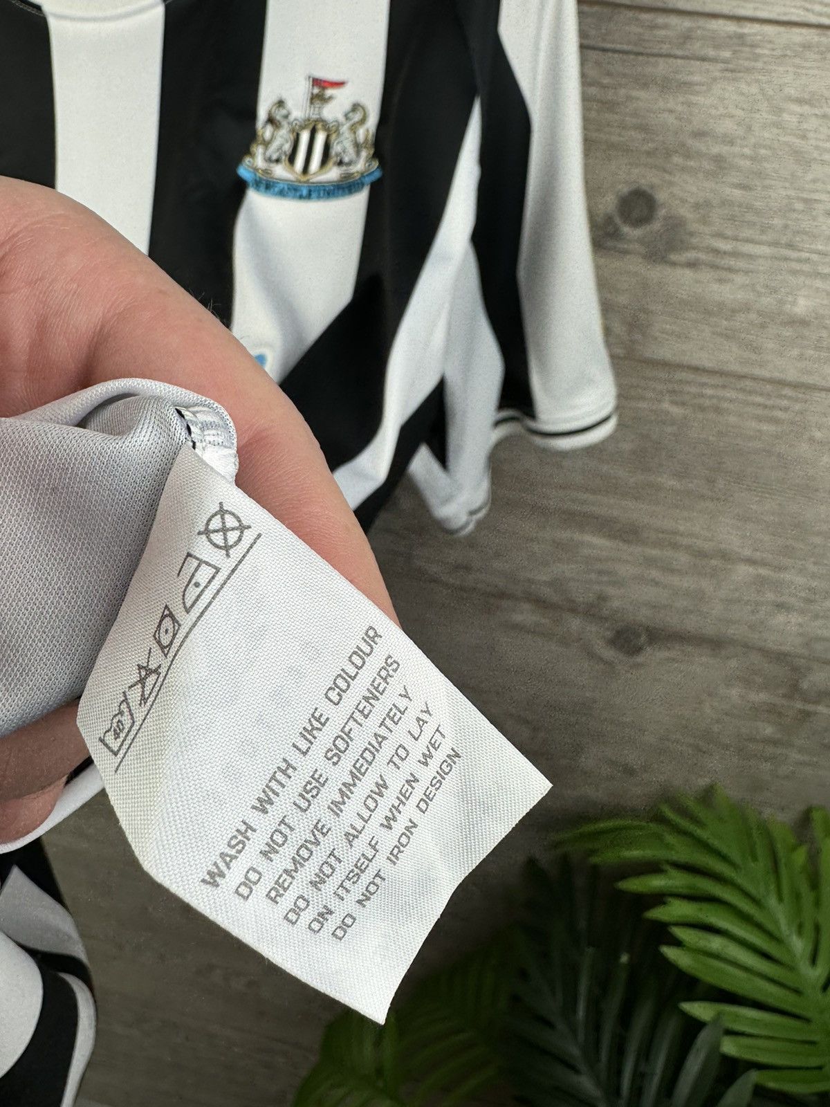 Castore NEWCASTLE UNITED ALMIRON #24 FOOTBALL SOCCER SHIRT CASTORE Size US L / EU 52-54 / 3 - 11 Thumbnail