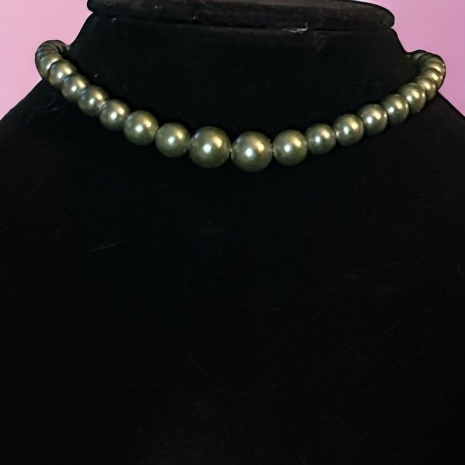 Vintage Vintage olive green beaded choker necklace Size ONE SIZE - 1 Thumbnail