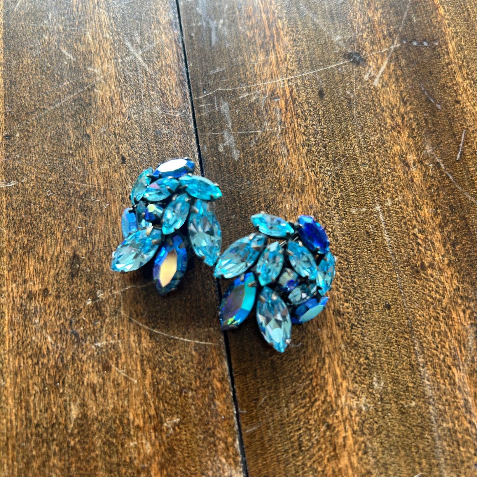 Vintage Vintage Blue Glass Rhinestone Aurora Borealis Clip Earrings Size ONE SIZE - 11 Thumbnail