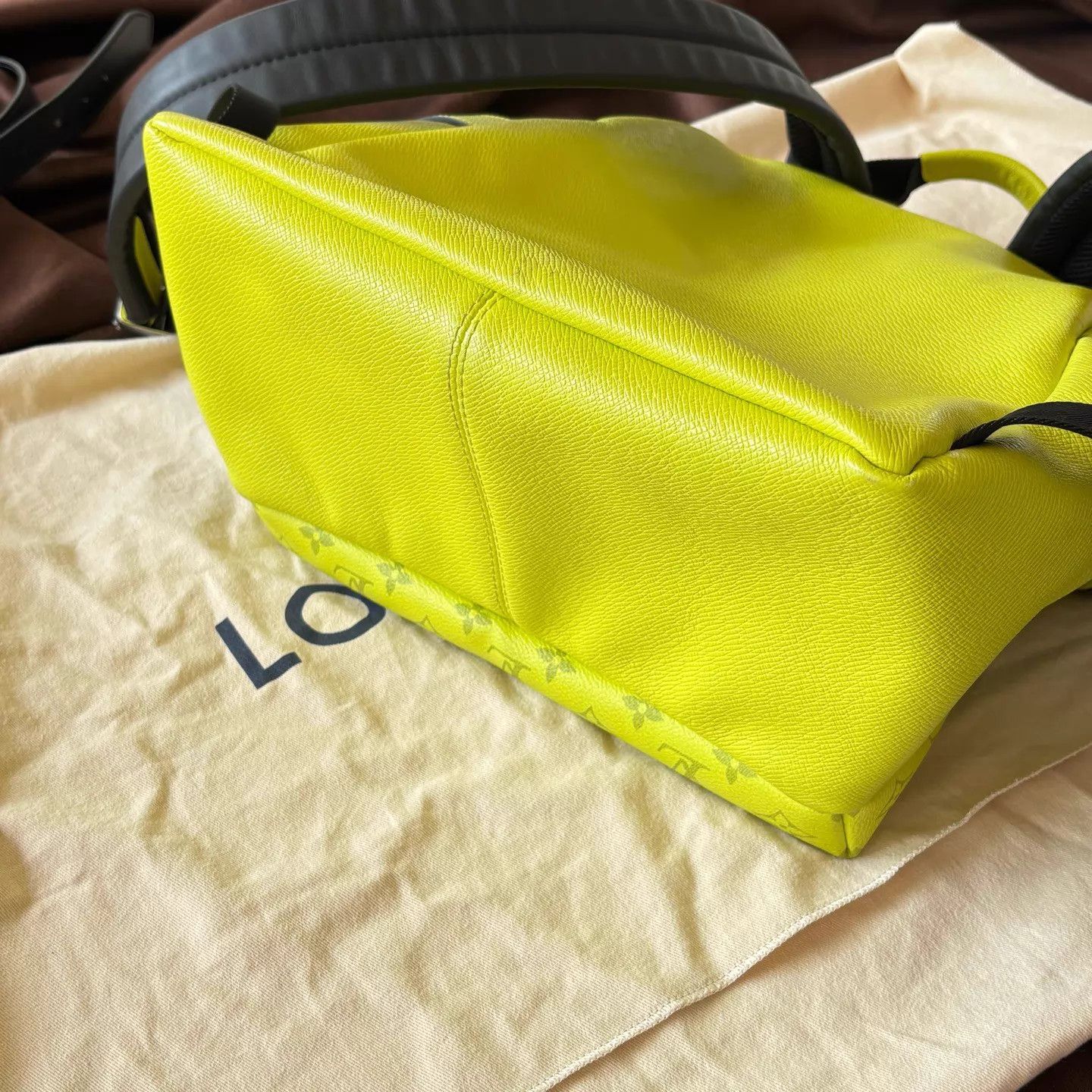 Louis Vuitton LV Discovery Neon Yellow Backpack Size ONE SIZE - 4 Thumbnail