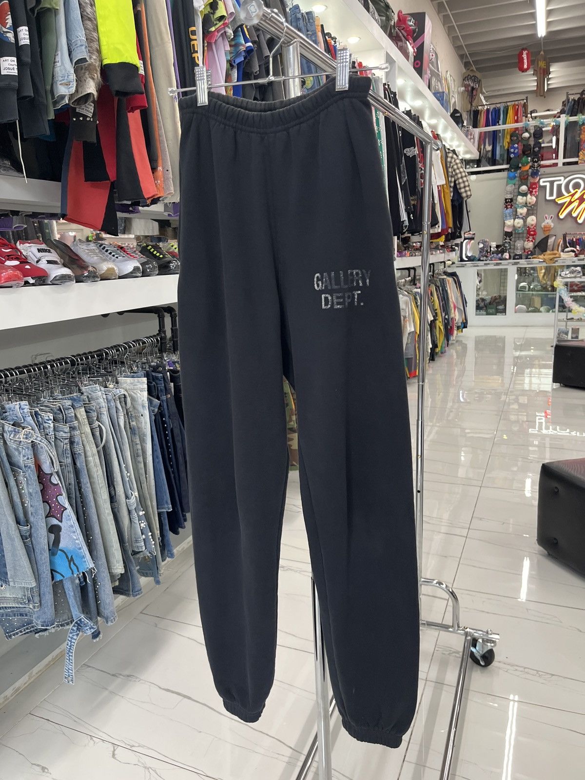 Gallery Dept. Gallery dept logo sweat pant Size US 26 / EU 42 - 1 Thumbnail