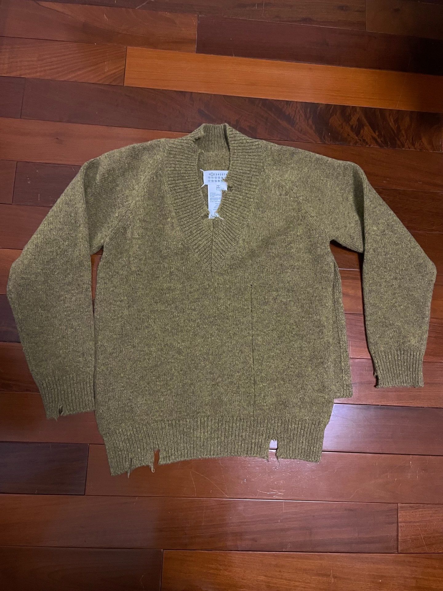 Maison Margiela Maison Margiela Linen-colored hole V-neck side split sweate Size US XS / EU 42 / 0 - 1 Thumbnail