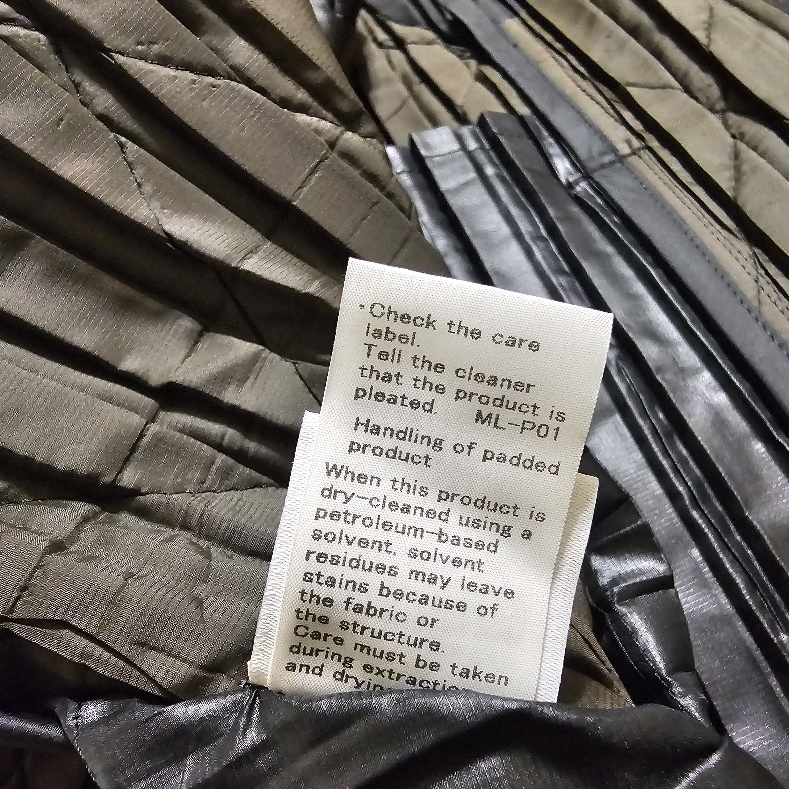 Issey Miyake Homme Plissé Issey Miyake Black Padded Pleats Vest Size 2/M Size US M / EU 48-50 / 2 - 15 Thumbnail