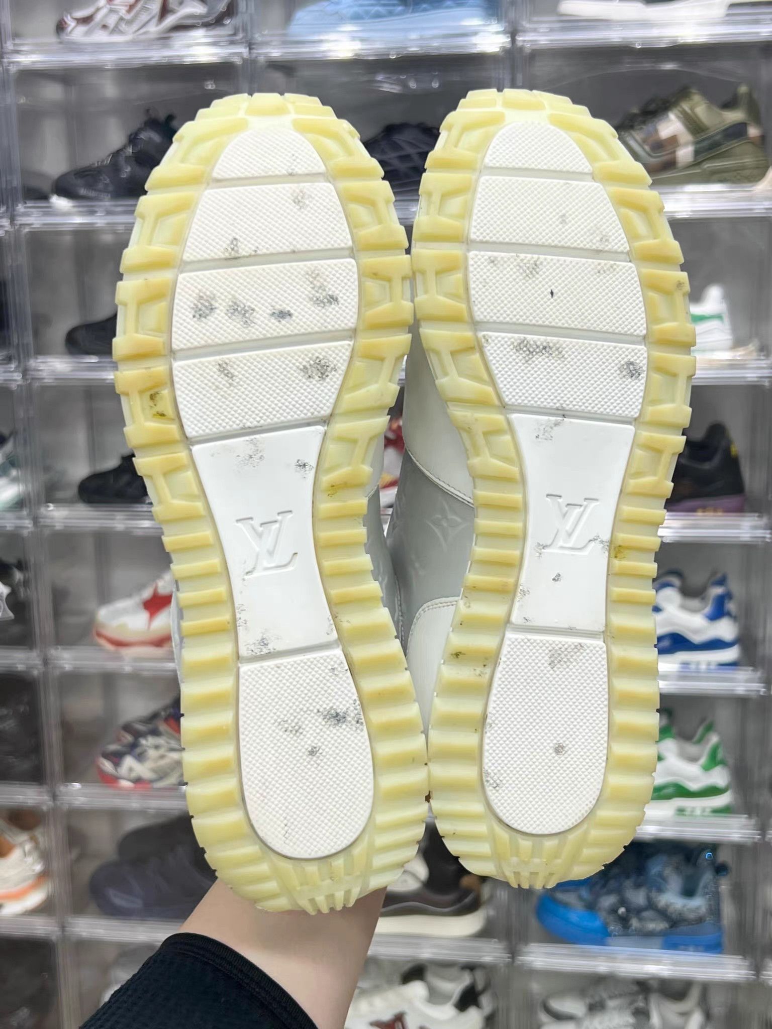 Louis Vuitton Louis Vuitton RUN AWAY Sneaker Grey White K15 Size US 9 / EU 42 - 8 Thumbnail