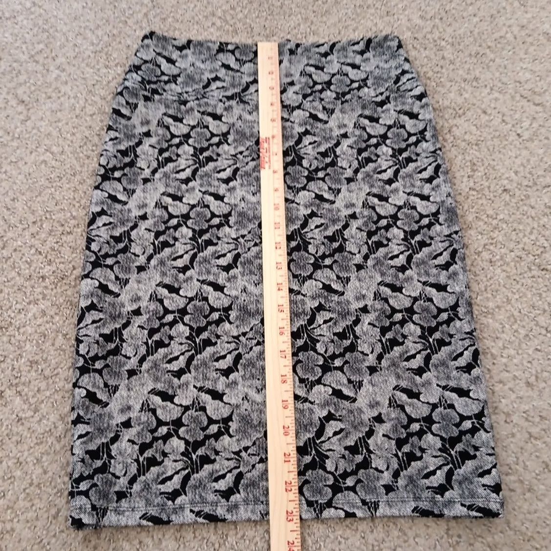 Vintage LuLaRoe Skirt Women S Gray Floral Knit Knee Length Pull On Unlined Casual Pencil Style Vintage No Size 28" / US 6 / IT 42 - 4 Thumbnail
