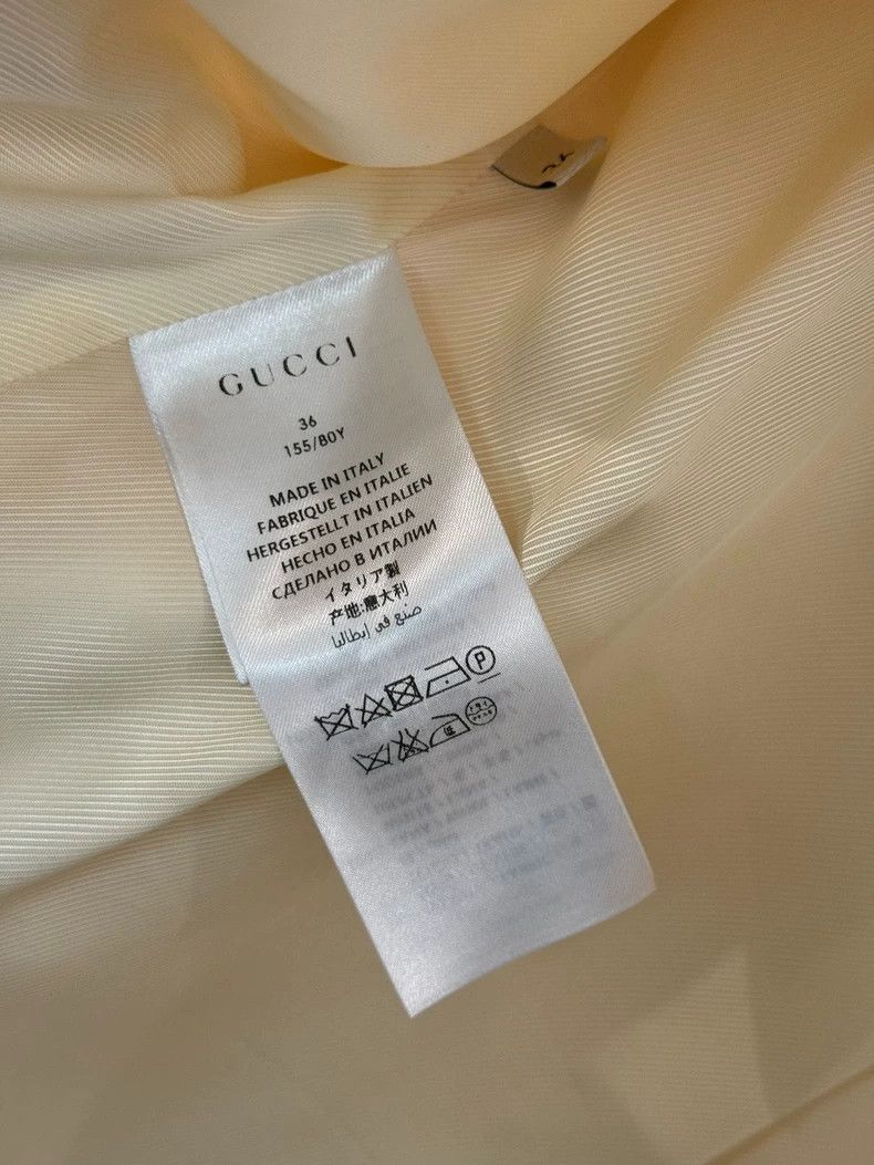 Gucci Gucci Size 36 White pearl button coat Size US S / EU 44-46 / 1 - 4 Thumbnail