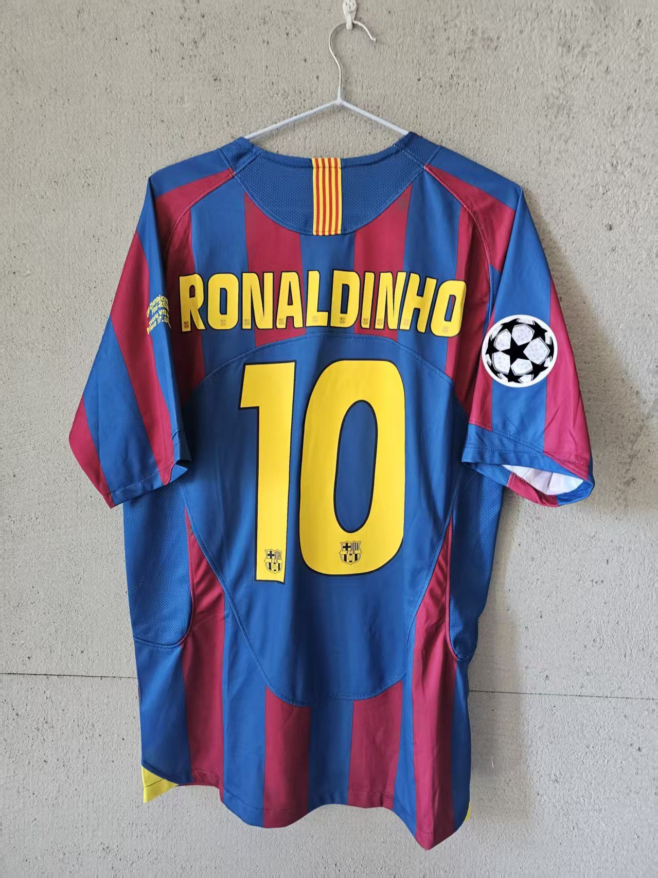 Other #10 Ronaldinho Jersey Barcelona Home Size US XL / EU 56 / 4 - 1 Thumbnail