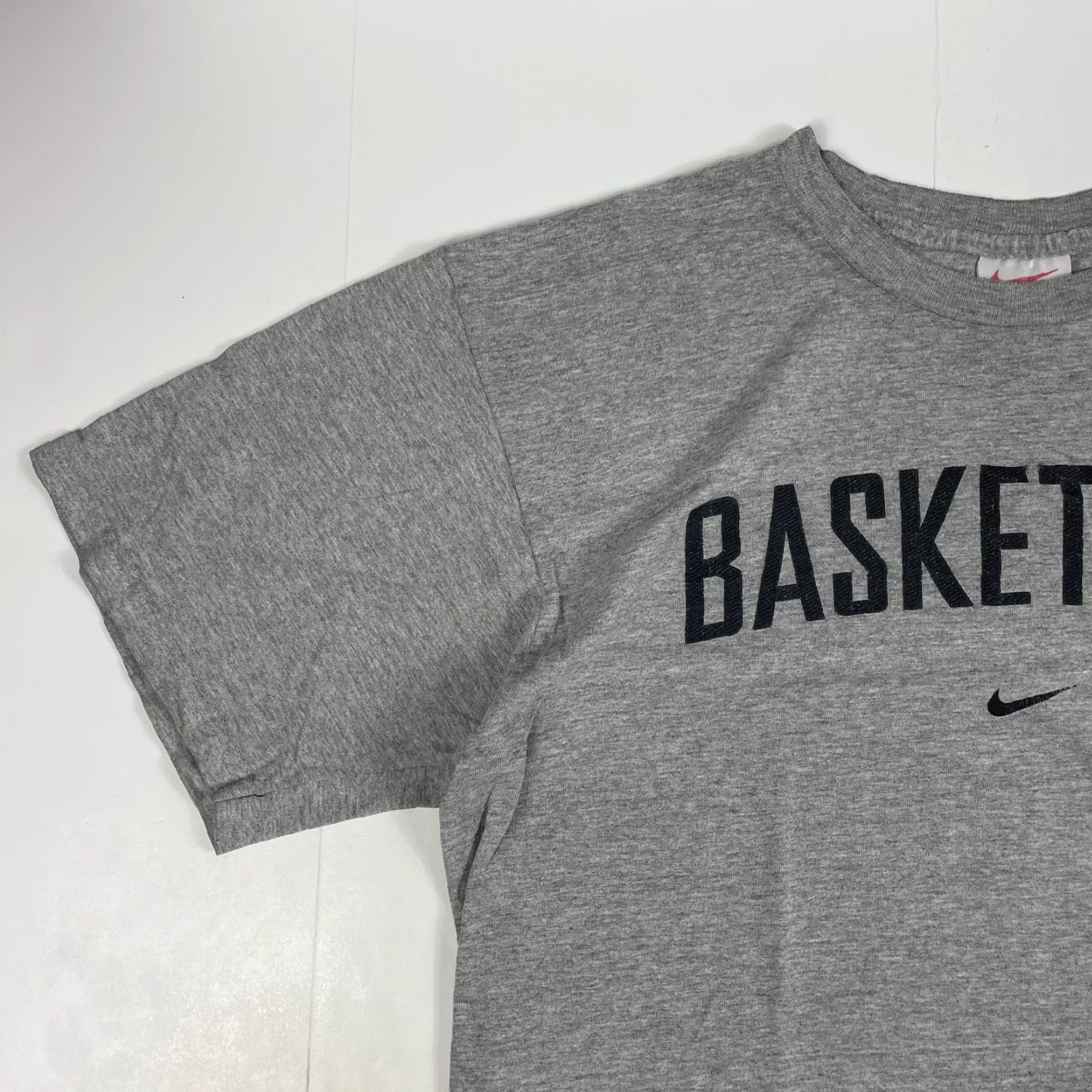 Nike VINTAGE Nike Shirt Mens Medium Gray Center Swoosh Basketball Short Sleeve Mens T-Shirt Size US M / EU 48-50 / 2 - 2 Thumbnail