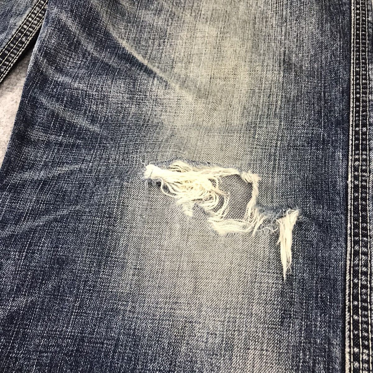 Levi's Vintage Clothing RIPPED DISTRESSED LEVIS BLUE DENIM BAGGY PANTS 142 Size US 34 / EU 50 - 4 Thumbnail