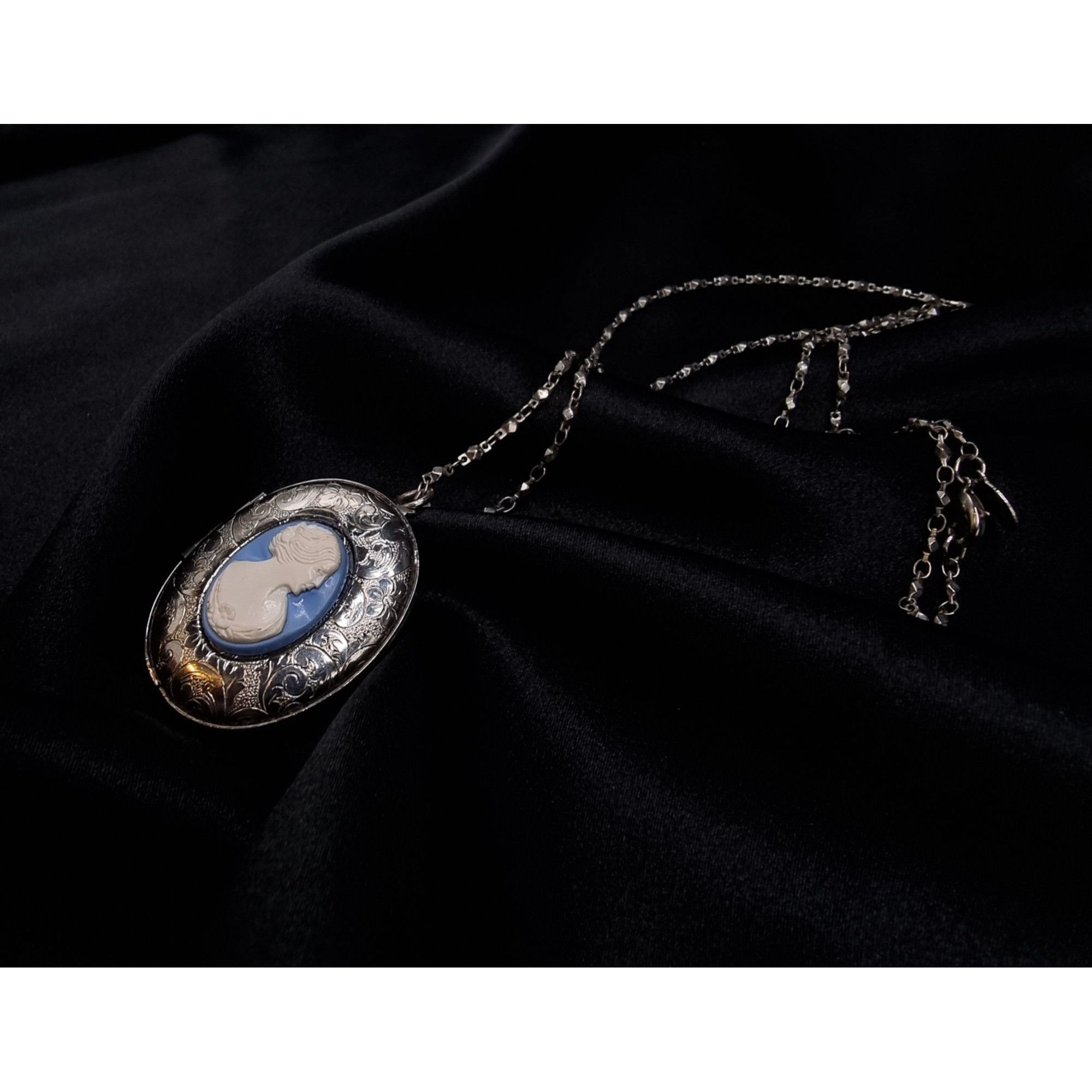 Vintage Vintage 1980's-1990's Silver Oval Locket Necklace With Blue Size ONE SIZE - 3 Thumbnail