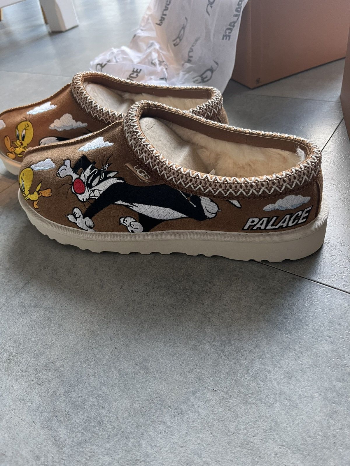 Palace × Ugg Palace X Ugg x Looney Tunes Size US 9 / EU 42 - 2 Thumbnail