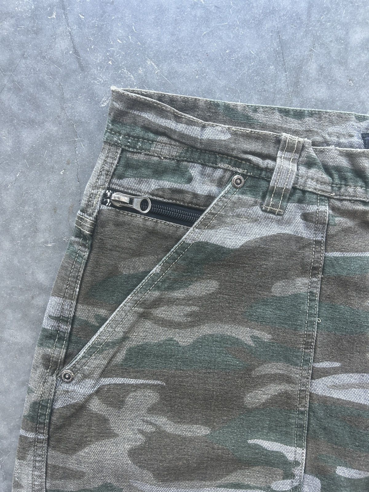 Vintage Vintage Y2K No Boundaries Camo Carpenter Shorts Size US 34 / EU 50 - 2 Thumbnail