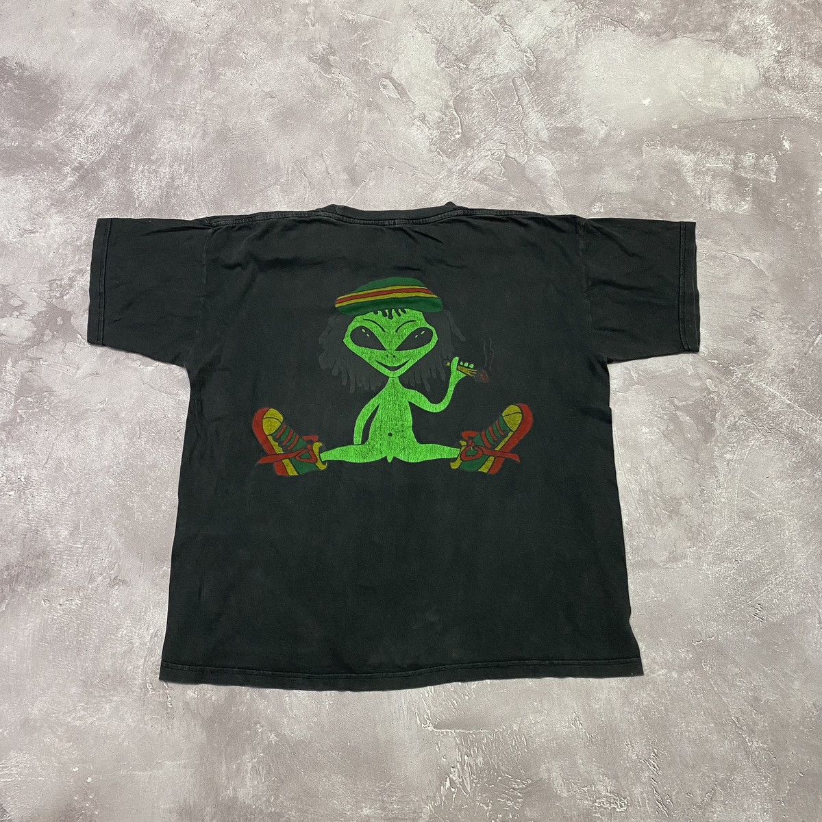 Vintage 90s Vintage Rasta Alien Faded Weed Y2K Tee Single Stitch Size US L / EU 52-54 / 3 - 7 Thumbnail