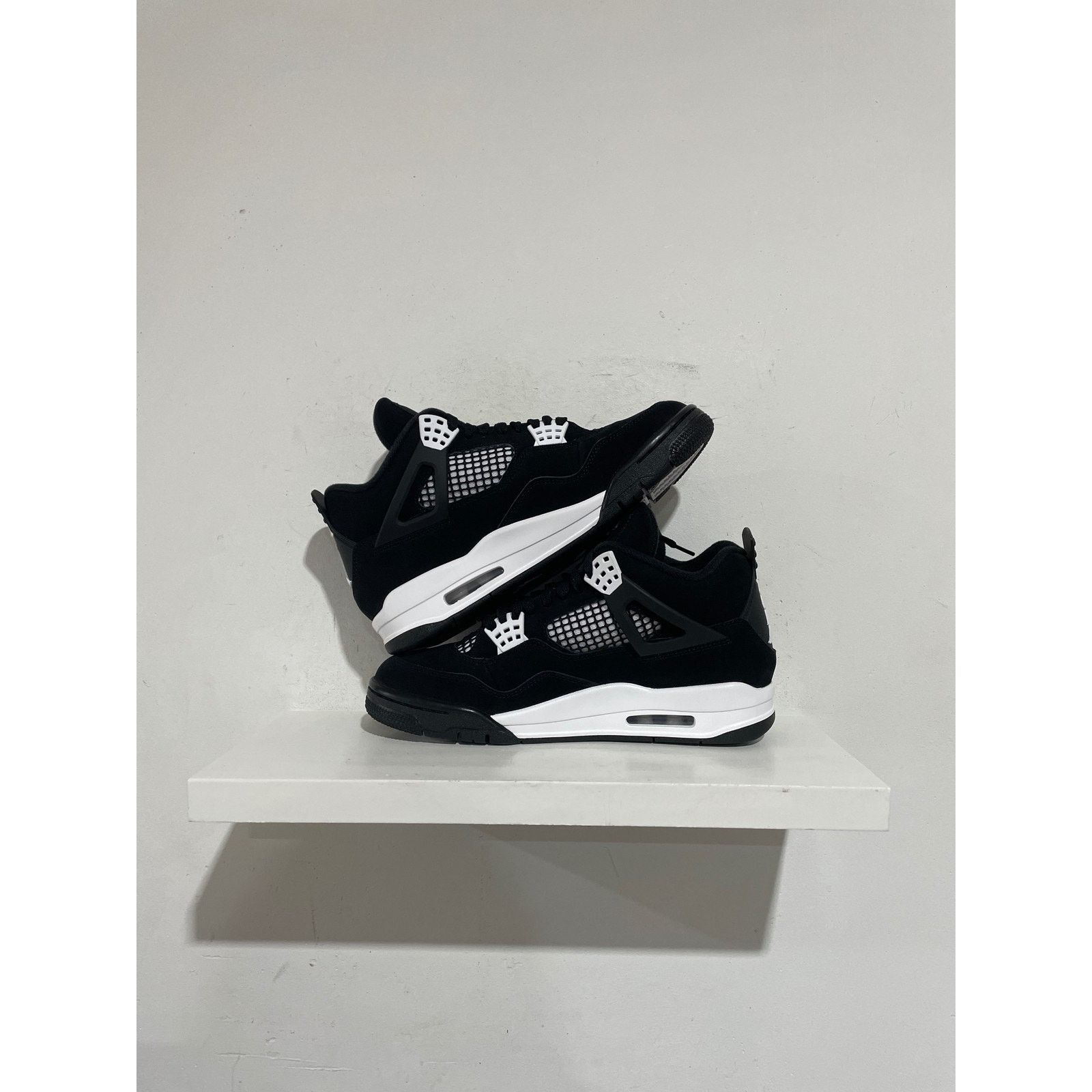 Nike NIKE JORDAN 4 WHITE THUNDER SIZE 8.5 PREOWNED Size US 8.5 / EU 41-42 - 2 Thumbnail