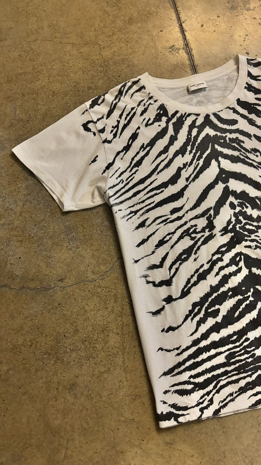 Saint Laurent Paris saint laurent ss'13 tiger animal print tee by hedi slimane Size US L / EU 52-54 / 3 - 3 Thumbnail