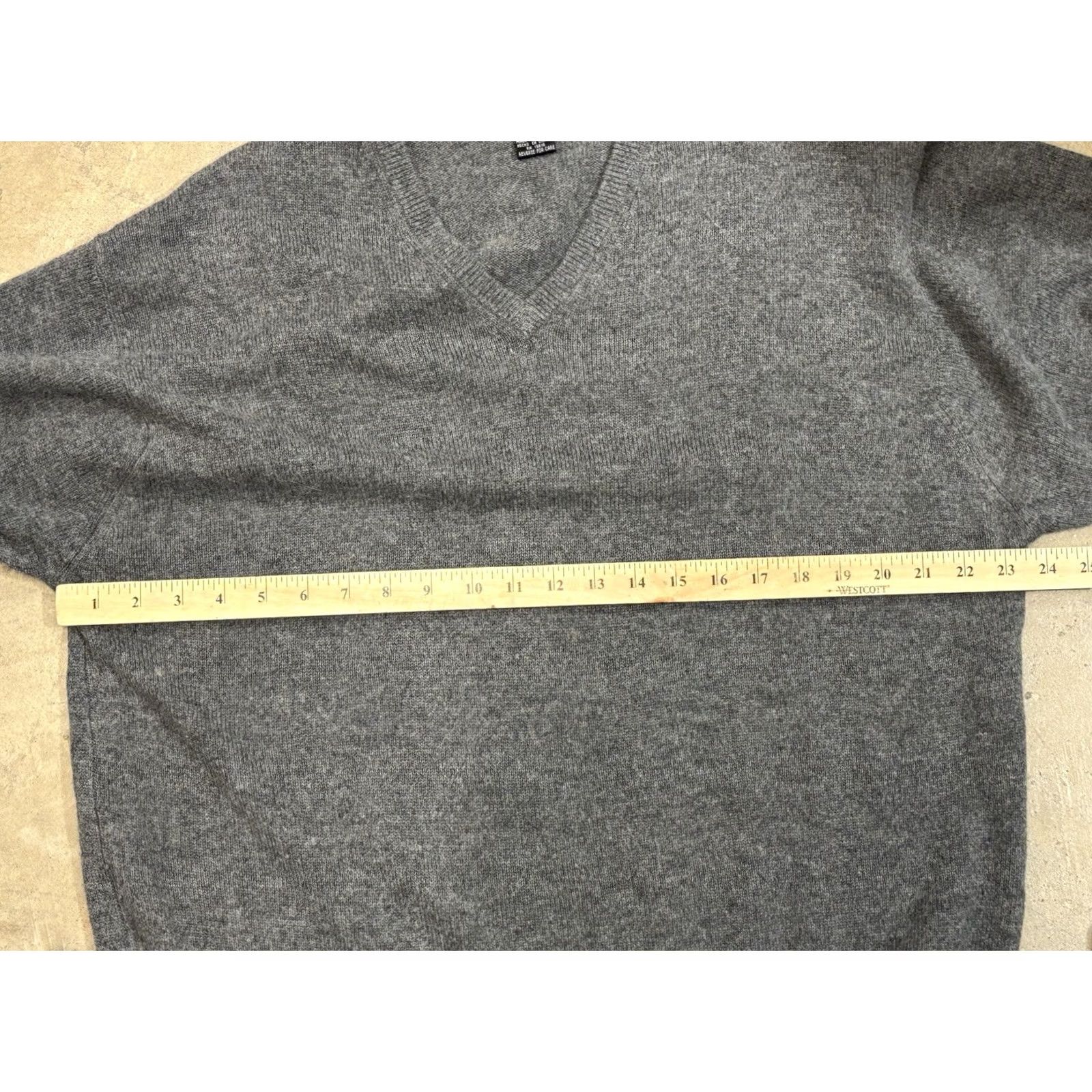 Geoffrey Beene VINTAGE Geoffrey Beene Cashmere Sweater Men’s XL Grey V-Neck Pullover Classic (Solid) Adults Mens Size US XL / EU 56 / 4 - 5 Thumbnail