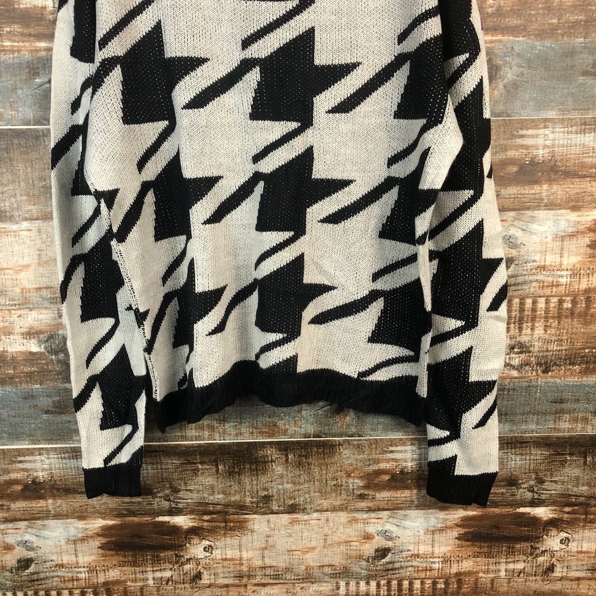 Vintage DLL H.O.B White Black star sweatshirt Knitwear #C037 Size US L / EU 52-54 / 3 - 6 Thumbnail