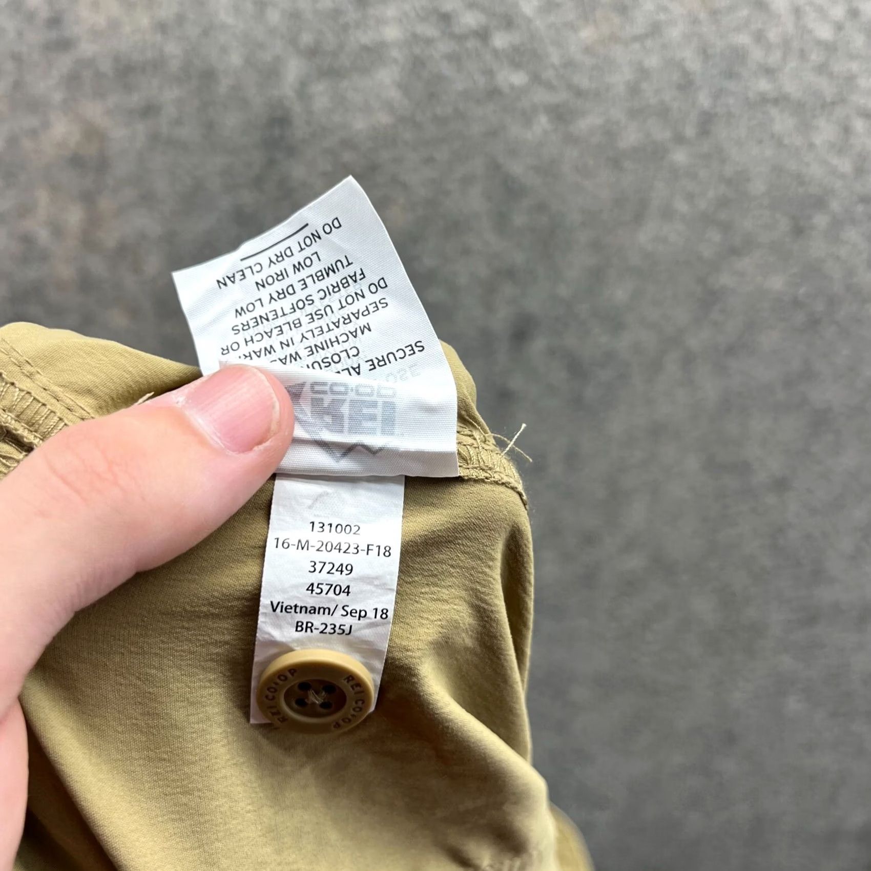 Vintage REI Co-op Pants Mens 40x30 Khaki Cargo Straight Front Beig e Nylon Zip Vintage 131002 Baggy? Size US 40 / EU 56 - 4 Thumbnail