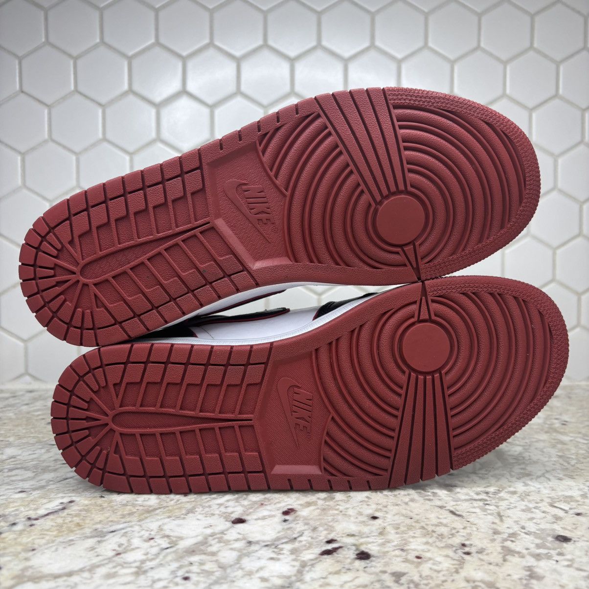 Jordan Brand Size 9.5 - Jordan 1 High OG Bloodline 2019 Light Wear W/Box Size US 9.5 / EU 42-43 - 16 Thumbnail
