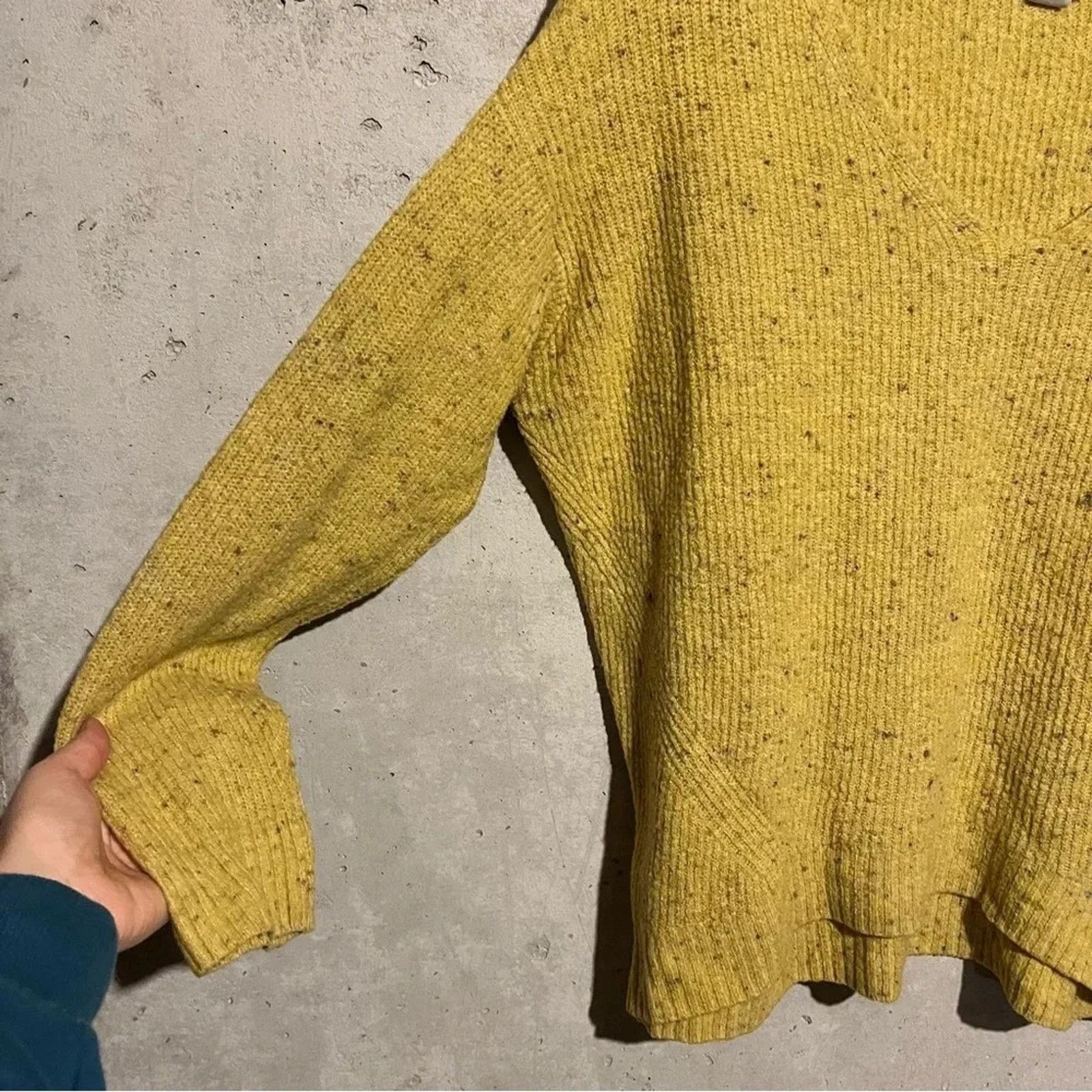 Old Navy Old Navy Sweater Women Size L V Neck Soft Fuzzy Pullover Size L / US 10 / IT 46 - 3 Thumbnail