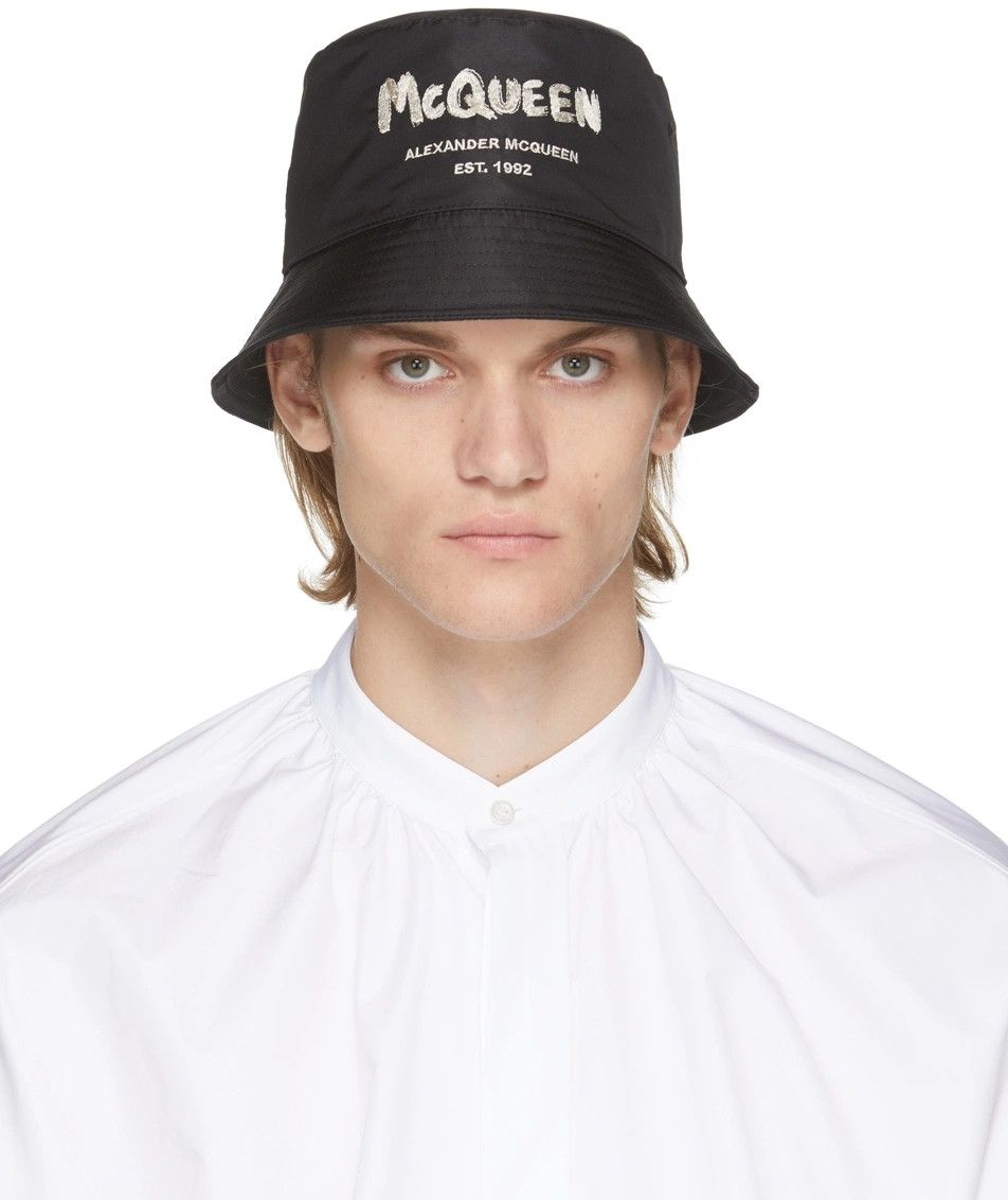 Alexander McQueen o1y1224 Size: 7 / (Cap & Hat) in Black Size ONE SIZE - 1 Thumbnail
