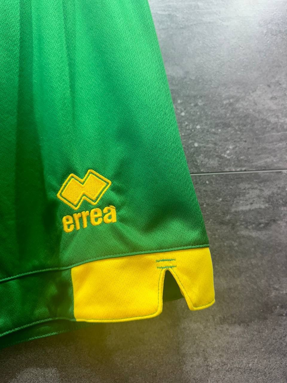 Vintage 2013-14 Norwich Home Shorts Men’s Size S Size US 30 / EU 46 - 3 Thumbnail