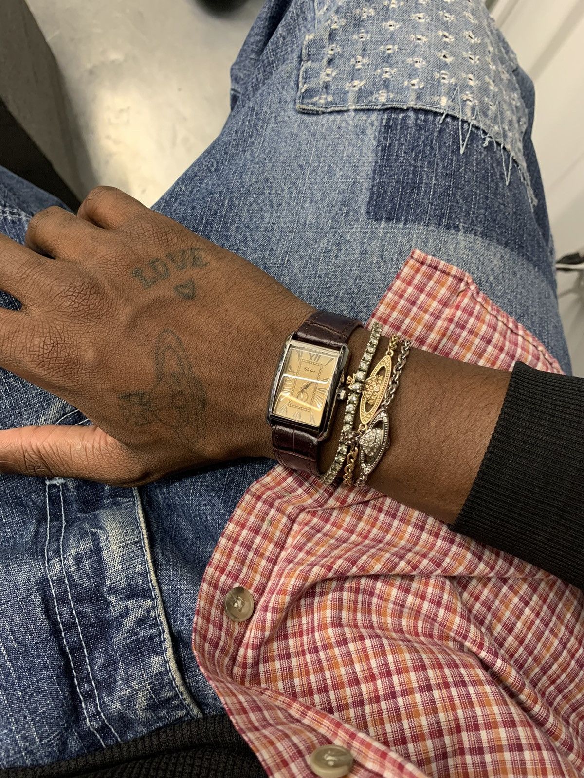 Vintage Vintage 90s vintage retro luxury style gold leather watch Size ONE SIZE - 1 Thumbnail
