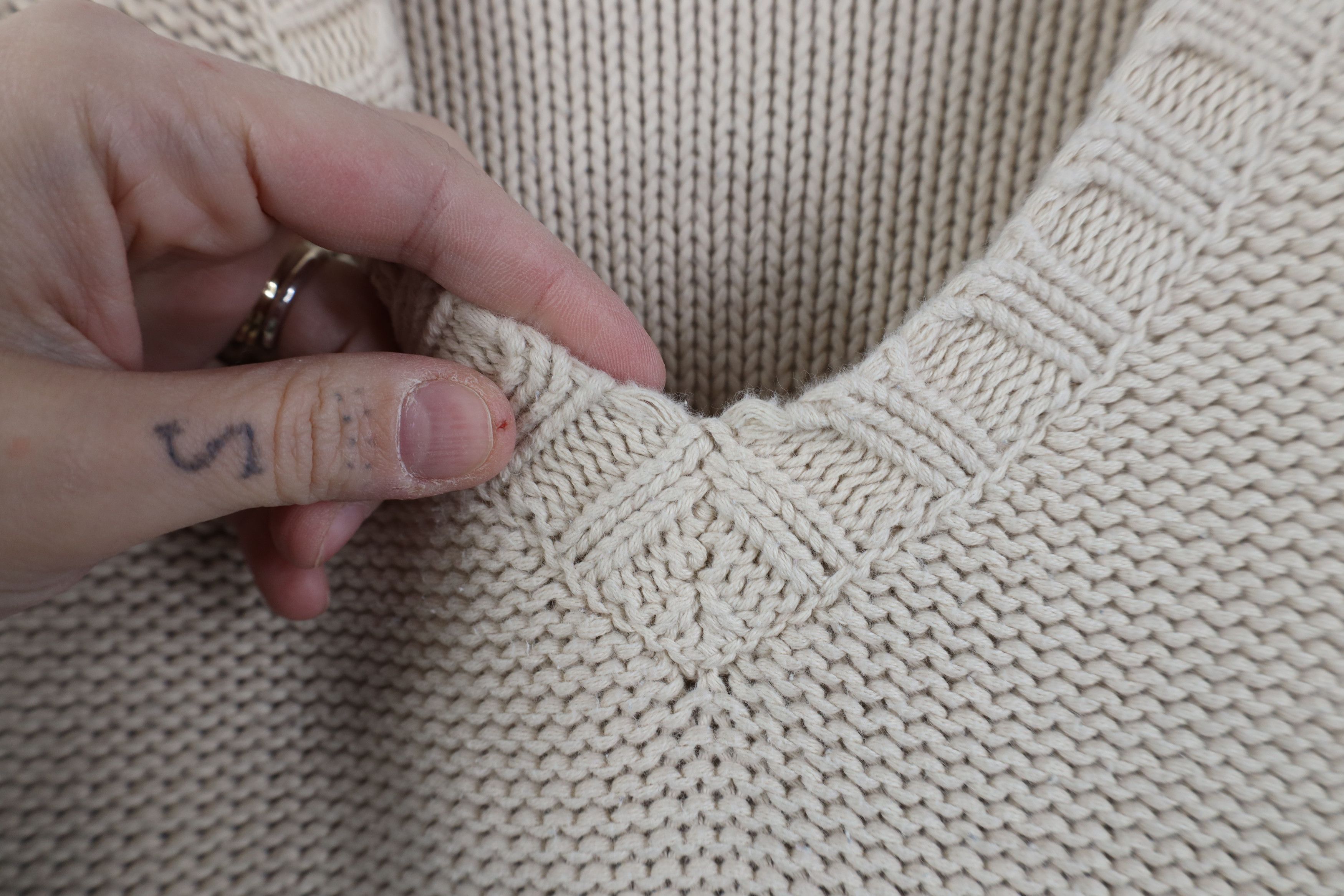 Gap Vintage Y2K 2001 Gap Heavyweight Knit V-Neck Sweater Beige Size US XL / EU 56 / 4 - 5 Thumbnail