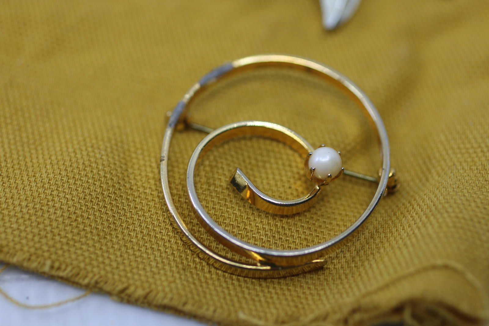 Unknown London Vintage Gold Tone Spiral Brooch Faux Pearl Minimalist Design Size ONE SIZE - 2 Thumbnail