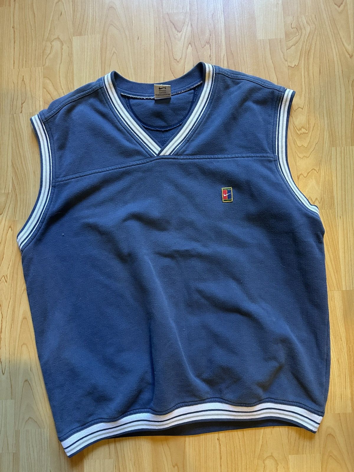 Nike Vintage Nike Swoosh Court V-Neck Sweatshirt Vest 90’s Y2K Size US L / EU 52-54 / 3 - 1 Thumbnail