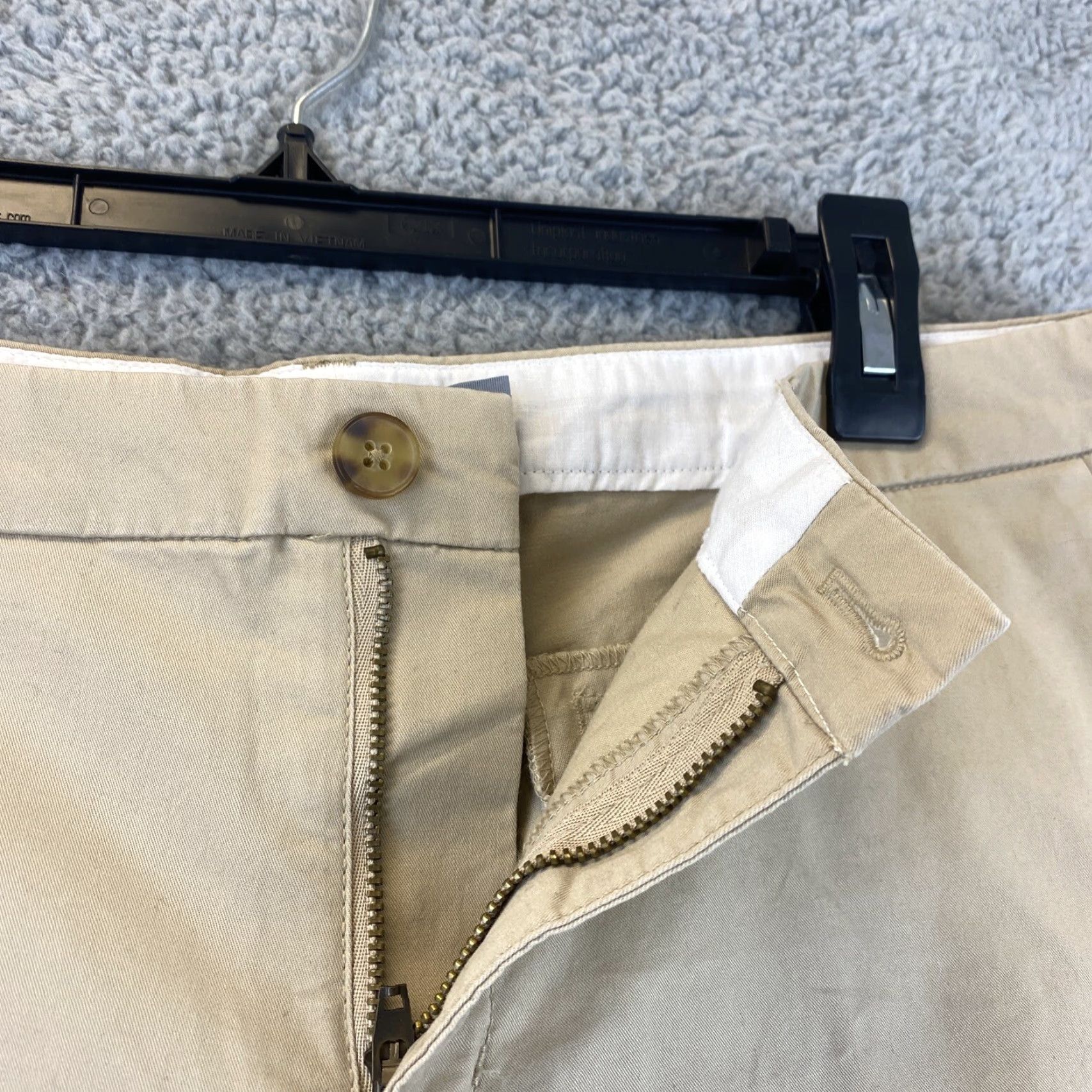 Old Navy Old Navy Women's Shorts Size 10 Regular Beige Chino Flat Front Casual Performance Size 34" / US 12 / IT 48 - 3 Thumbnail