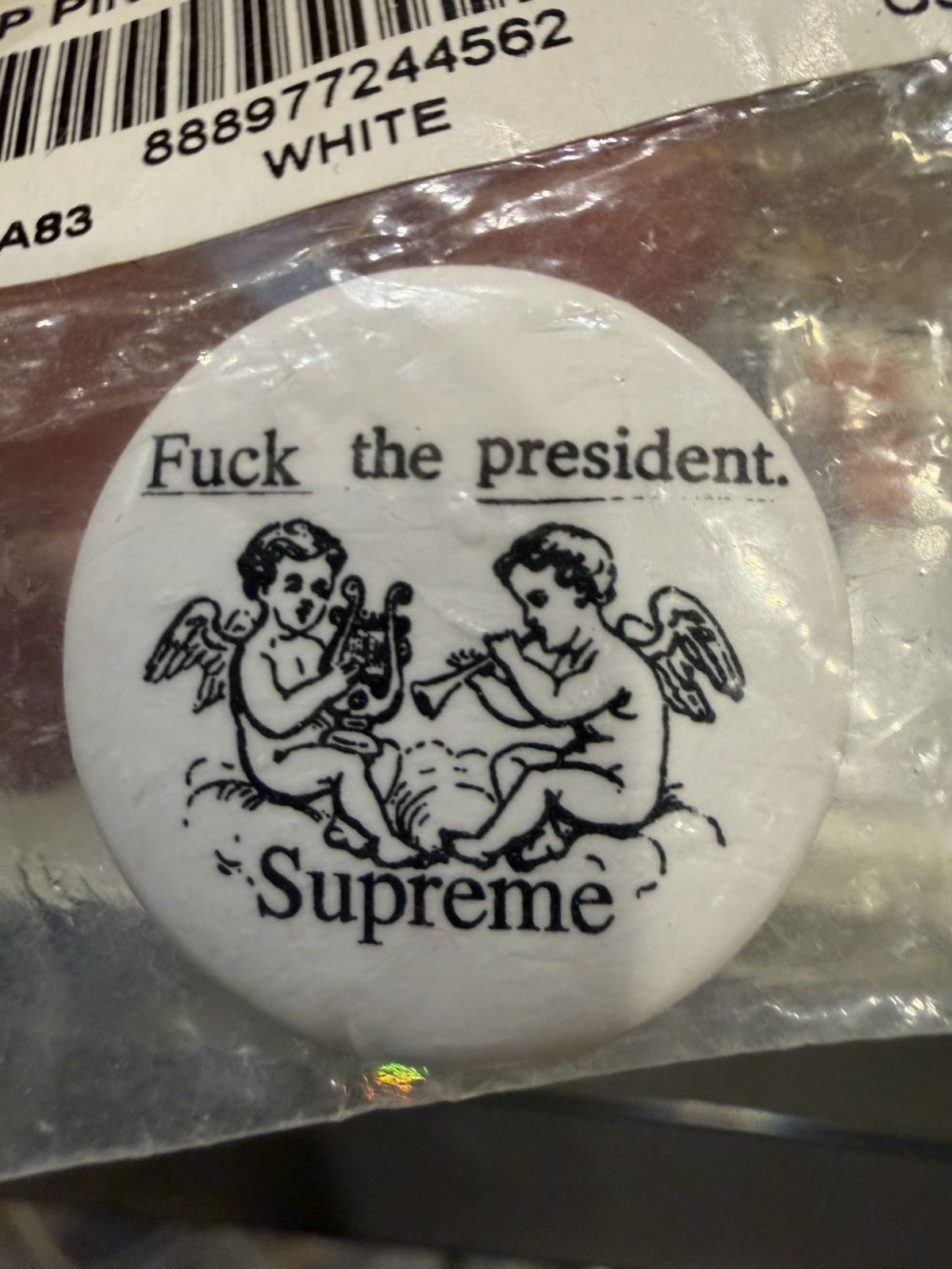 Supreme Supreme F**k The President Pin Size ONE SIZE - 1 Thumbnail