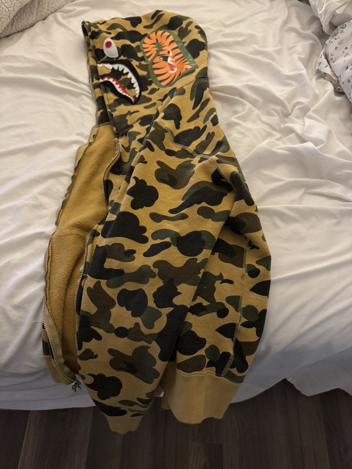 Bape Yellow Camo Bape hoodie Size US L / EU 52-54 / 3 - 2 Thumbnail